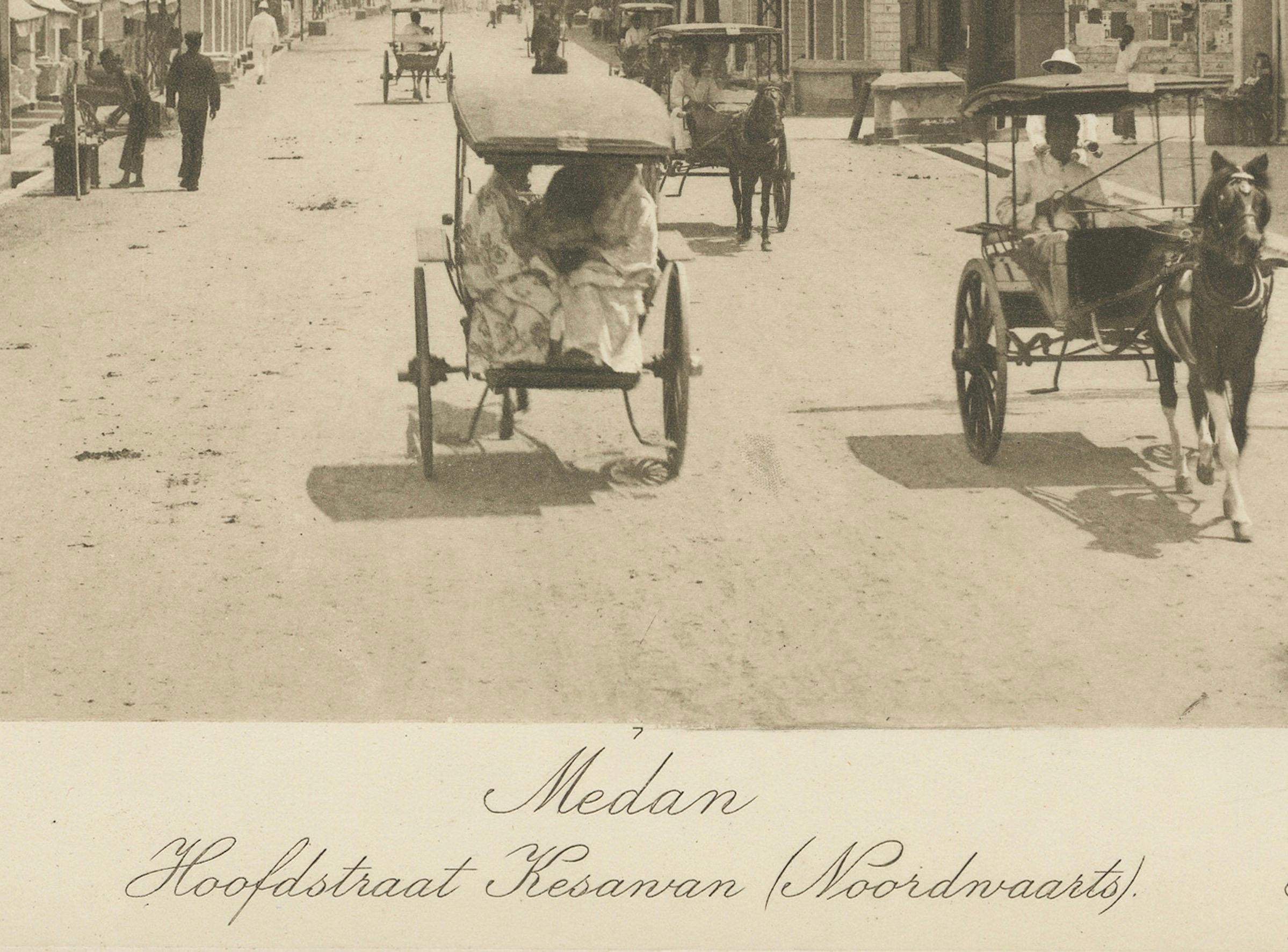 Rue Kesawan, Medan - Rare photographie datant de 1910 par C.J. Kleingrothe, Indonésie Bon état - En vente à Langweer, NL