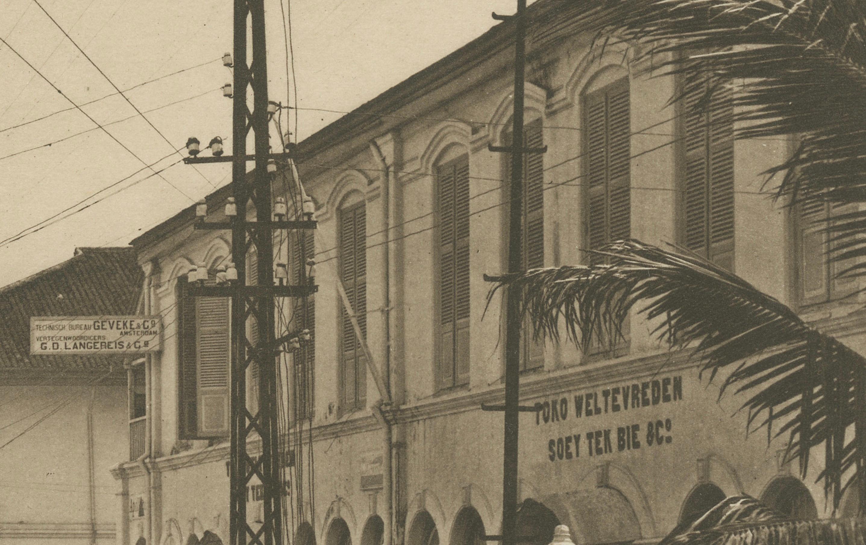 Papier Rue Kesawan, Medan - Rare photographie datant de 1910 par C.J. Kleingrothe, Indonésie en vente