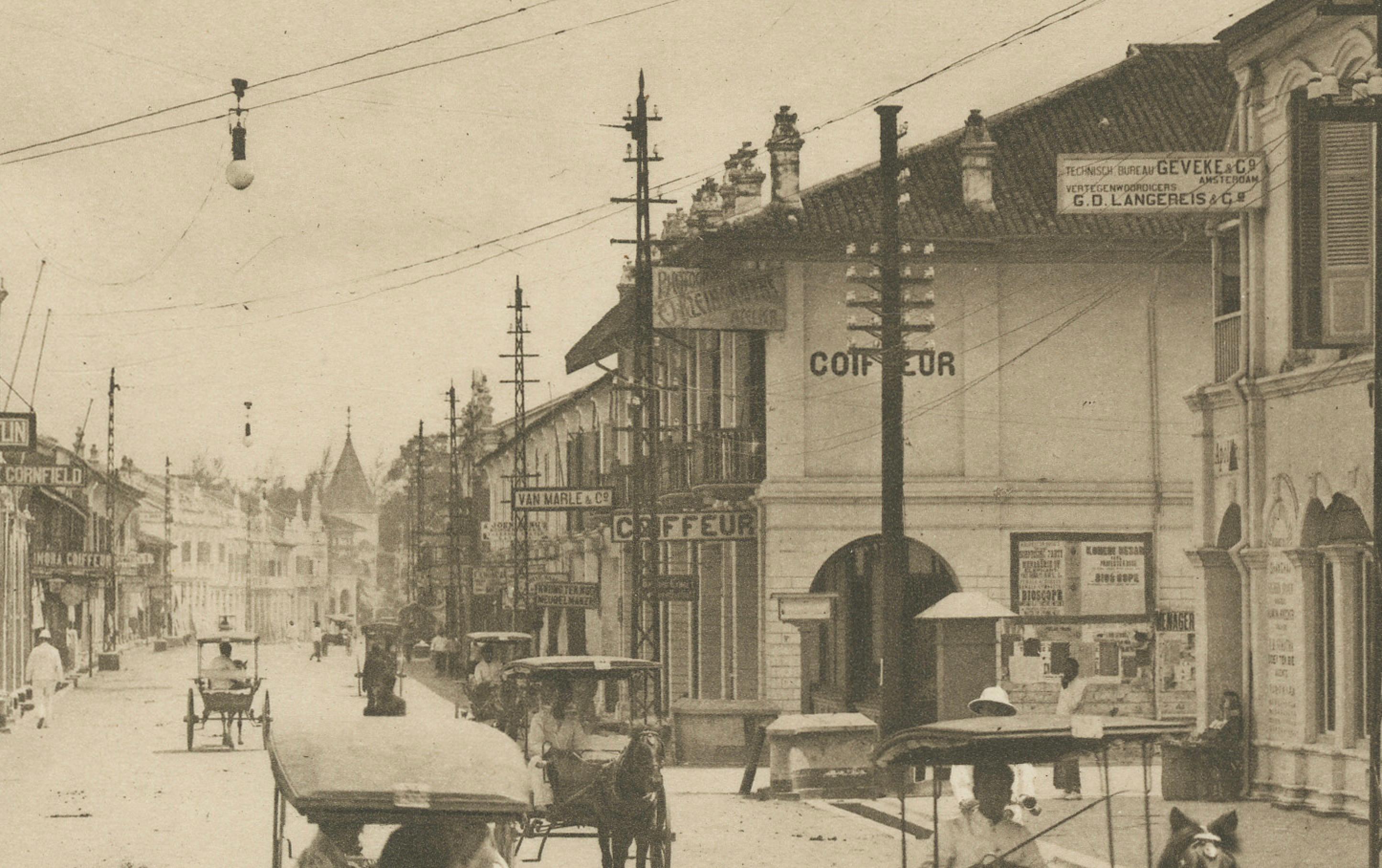 Rue Kesawan, Medan - Rare photographie datant de 1910 par C.J. Kleingrothe, Indonésie en vente 1