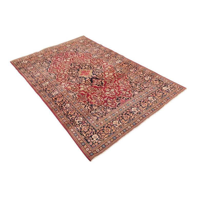 Antique Keshan rug made for the European market in the late 19th century. Measures: 1.37 x 2.08 m.
- Work of flowers and leaves throughout the central field.
- Colors in burgundy wine in various ranges.
- Very elegant piece with a very fine