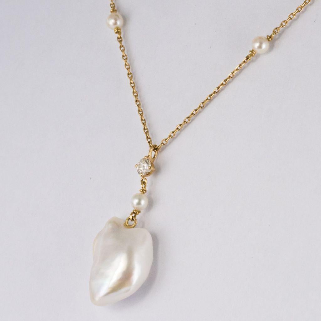 Taille brillant Collier pendentif en or avec perles naturelles et diamants Keshi en vente