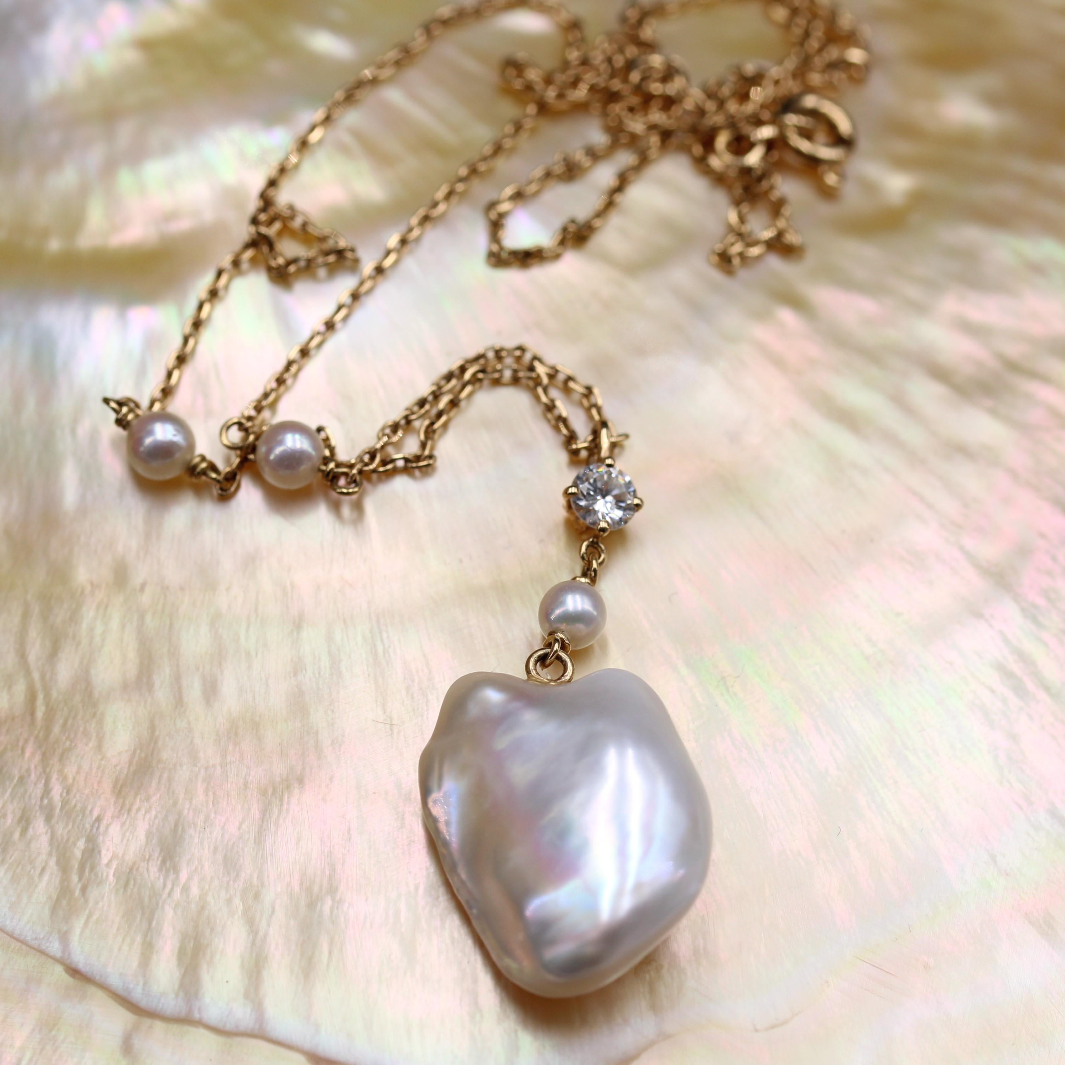 Collier pendentif en or avec perles naturelles et diamants Keshi Pour femmes en vente
