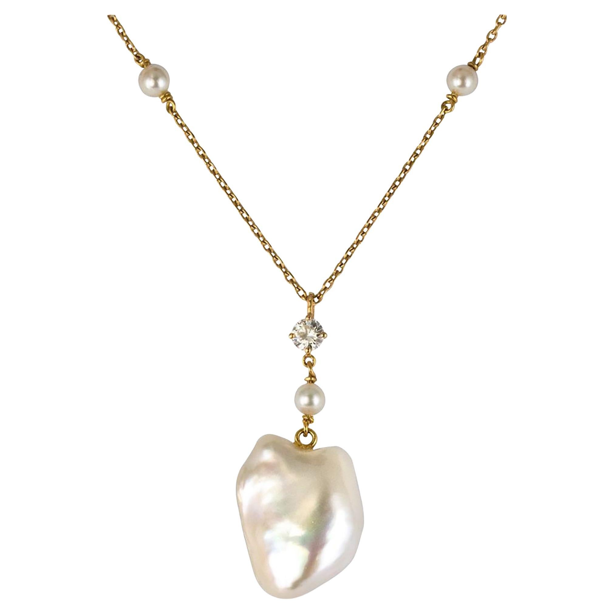 Collana con ciondolo in oro e diamanti con perle naturali Keshi in vendita