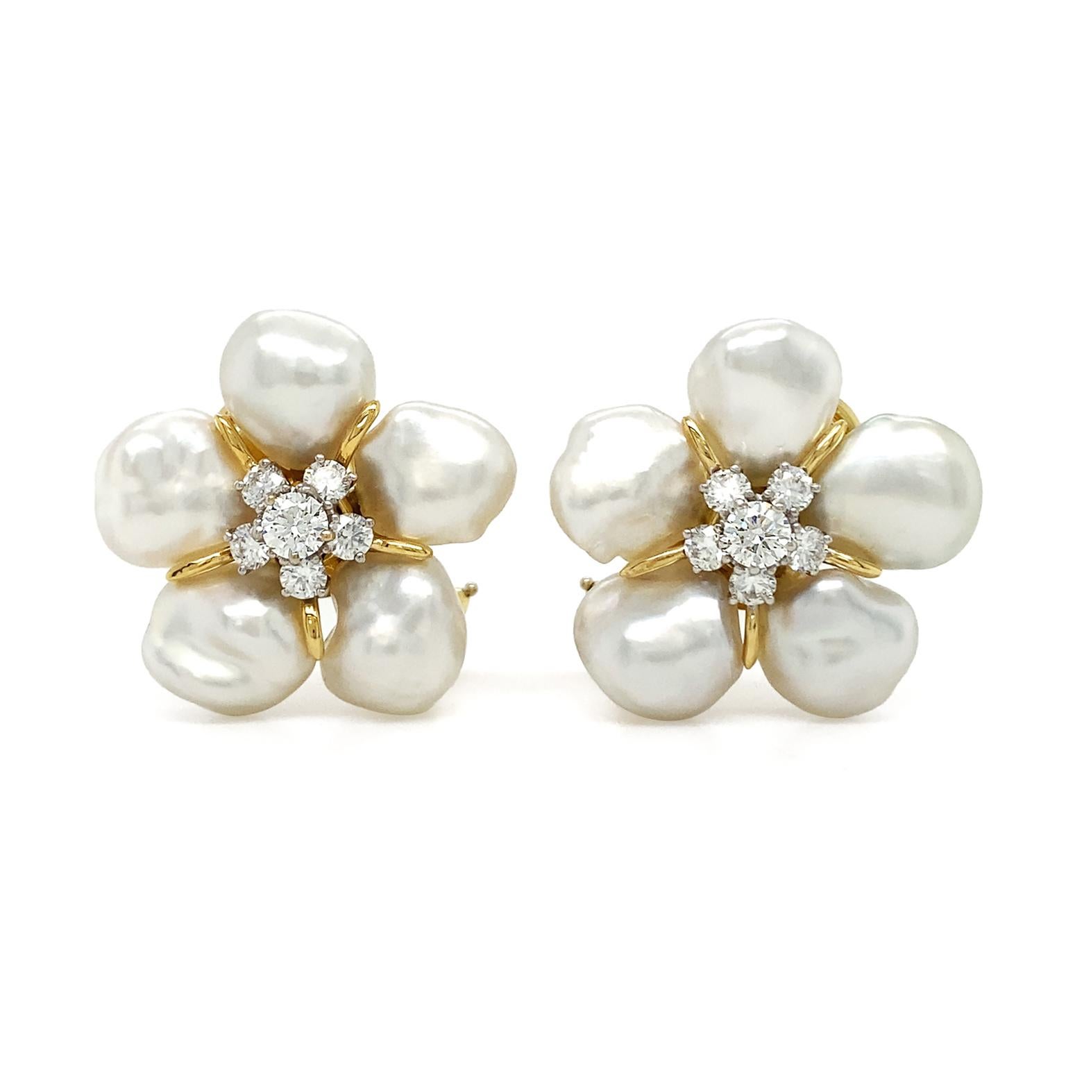 Botanical motifs are visualized by pearls and diamonds. Five South Sea keshi pearls, prized for their unique creation and nacre bodies, are arranged in a circle. The 18k yellow gold settings allow a glimpse of gold to shine in between the pearls. In