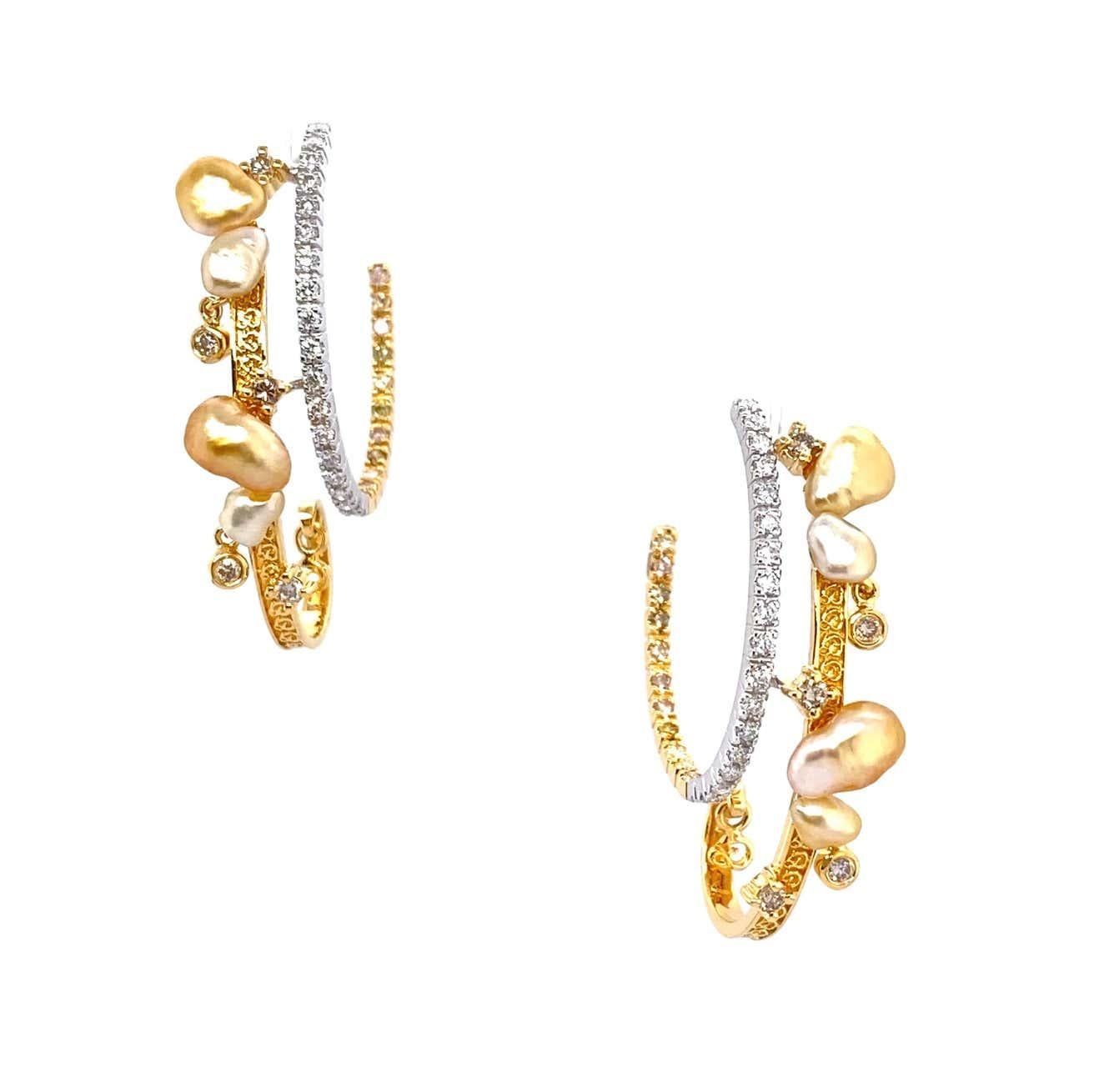 Keshi-Perlen bestehen aus reinem Perlmutt und sind ein wahrer Luxus. Wie Goldnuggets zeigen diese Doppelohrringe von Dilys' ein modernes und zugleich kunstvolles Spiel mit der klassischen Goldperle. Dilys Young, die renommierte Schmuckdesignerin aus