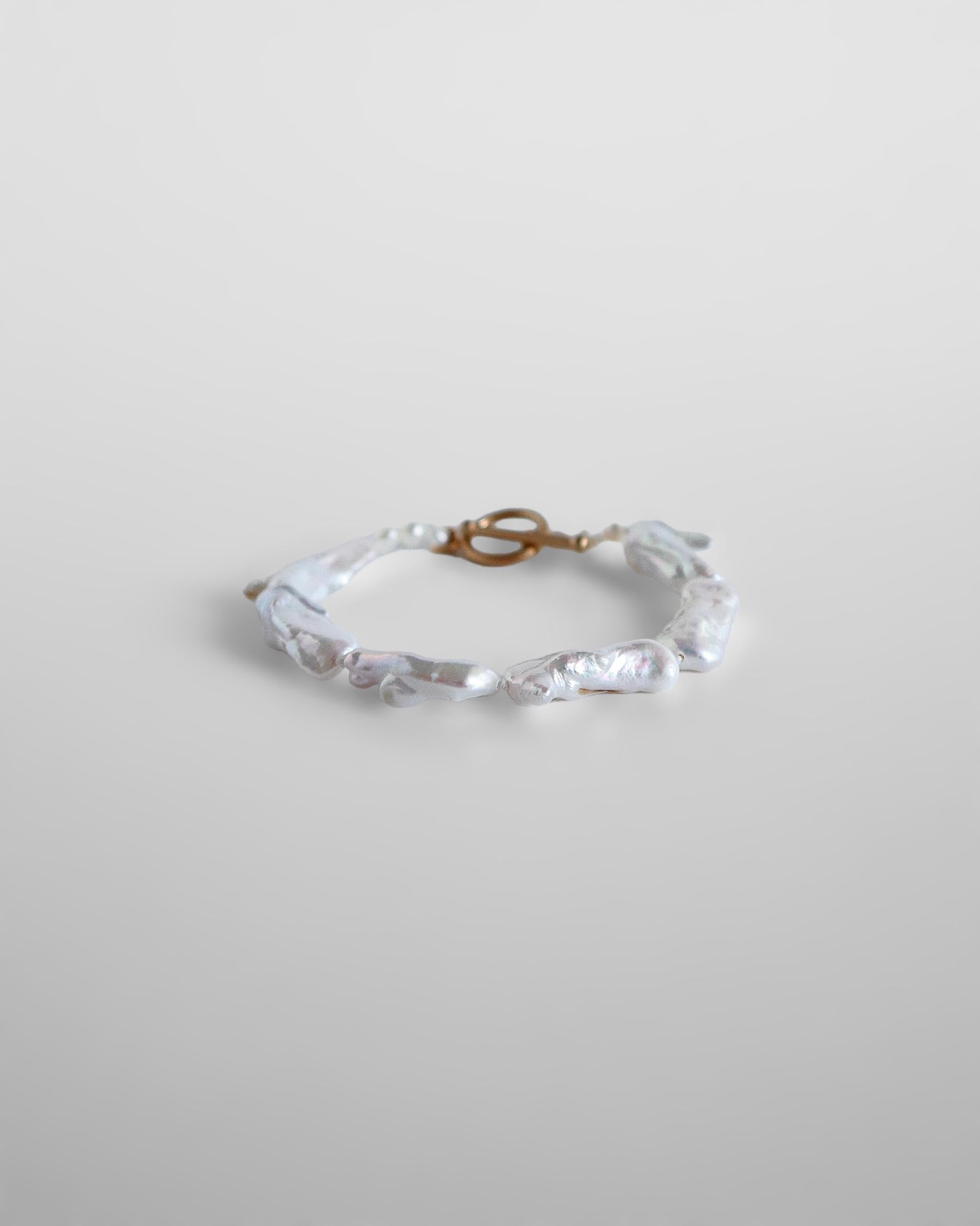 Indulge in the timeless sophistication of the Hera bracelet, a modern take on the classic pearl bracelet. Its beautifully designed clasp adds a touch of boldness to elevate your aesthetic effortlessly.

Ships within 2 weeks of order
4 month