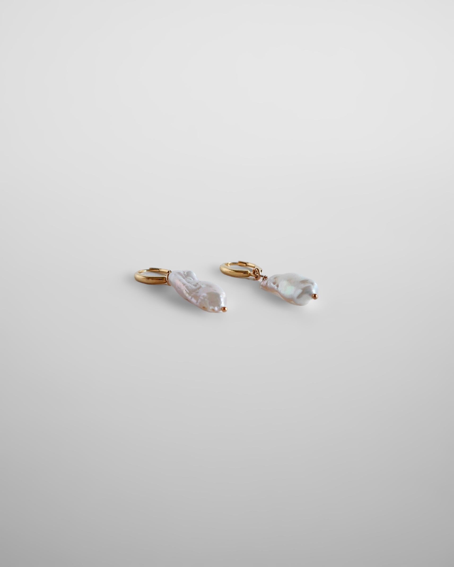 Keshi Perlen-Ohrringe  (Modernistisch) im Angebot