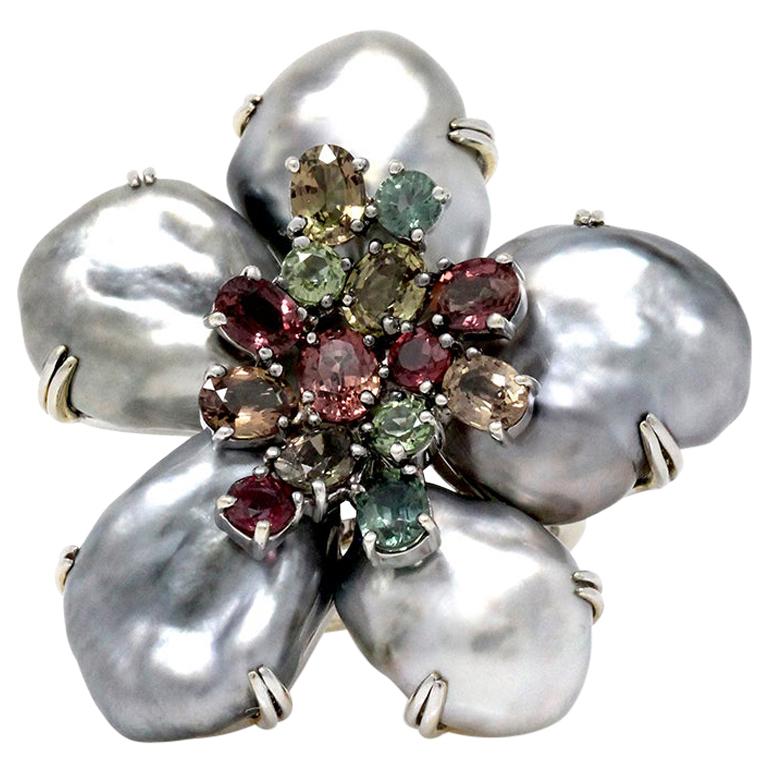 Ring "Biwa Blume" aus 18 Karat Gold mit Shishi-Perle, mehrfarbigem Saphir