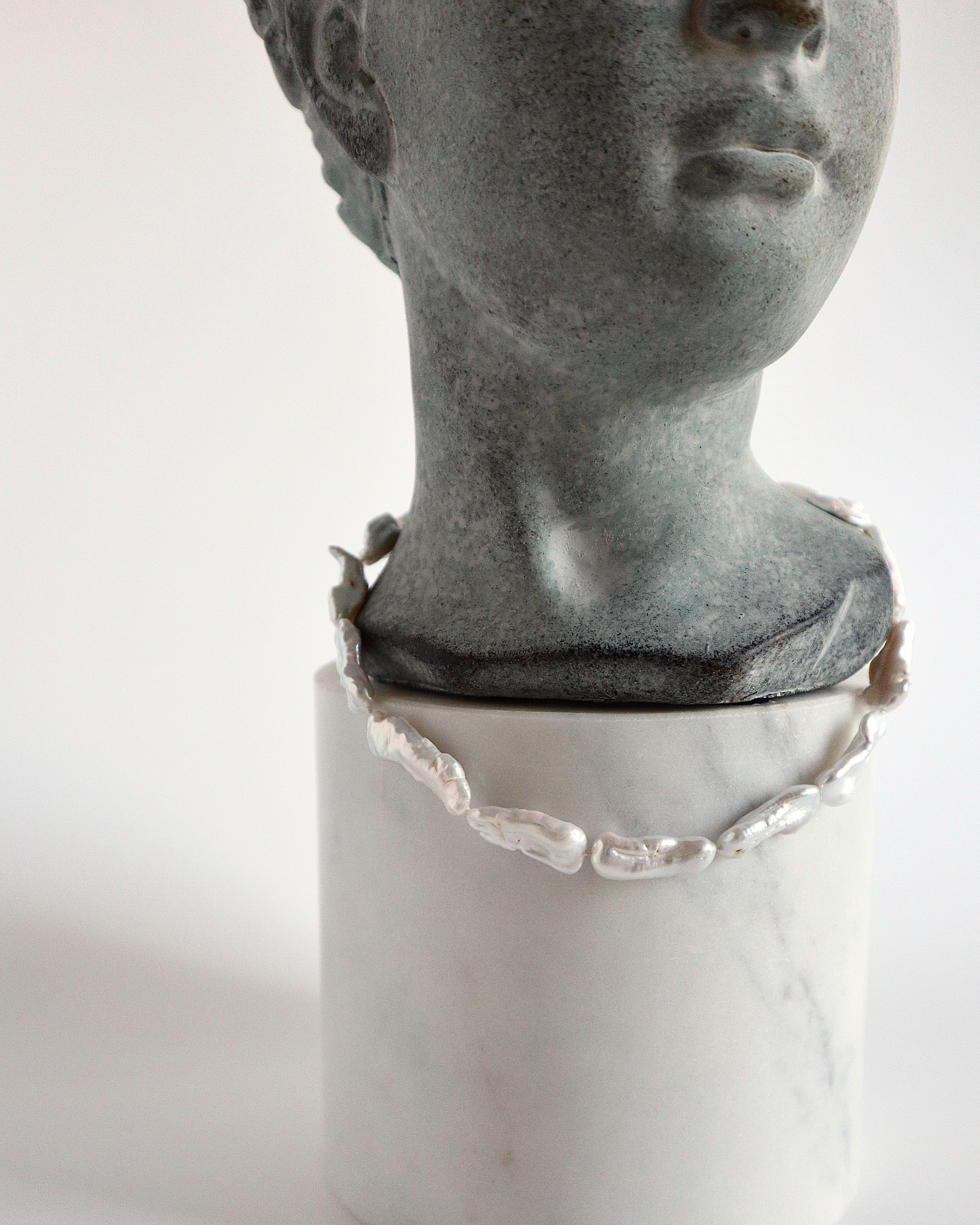 Perle Collier de perles Keshi avec fermoir à bascule  en vente
