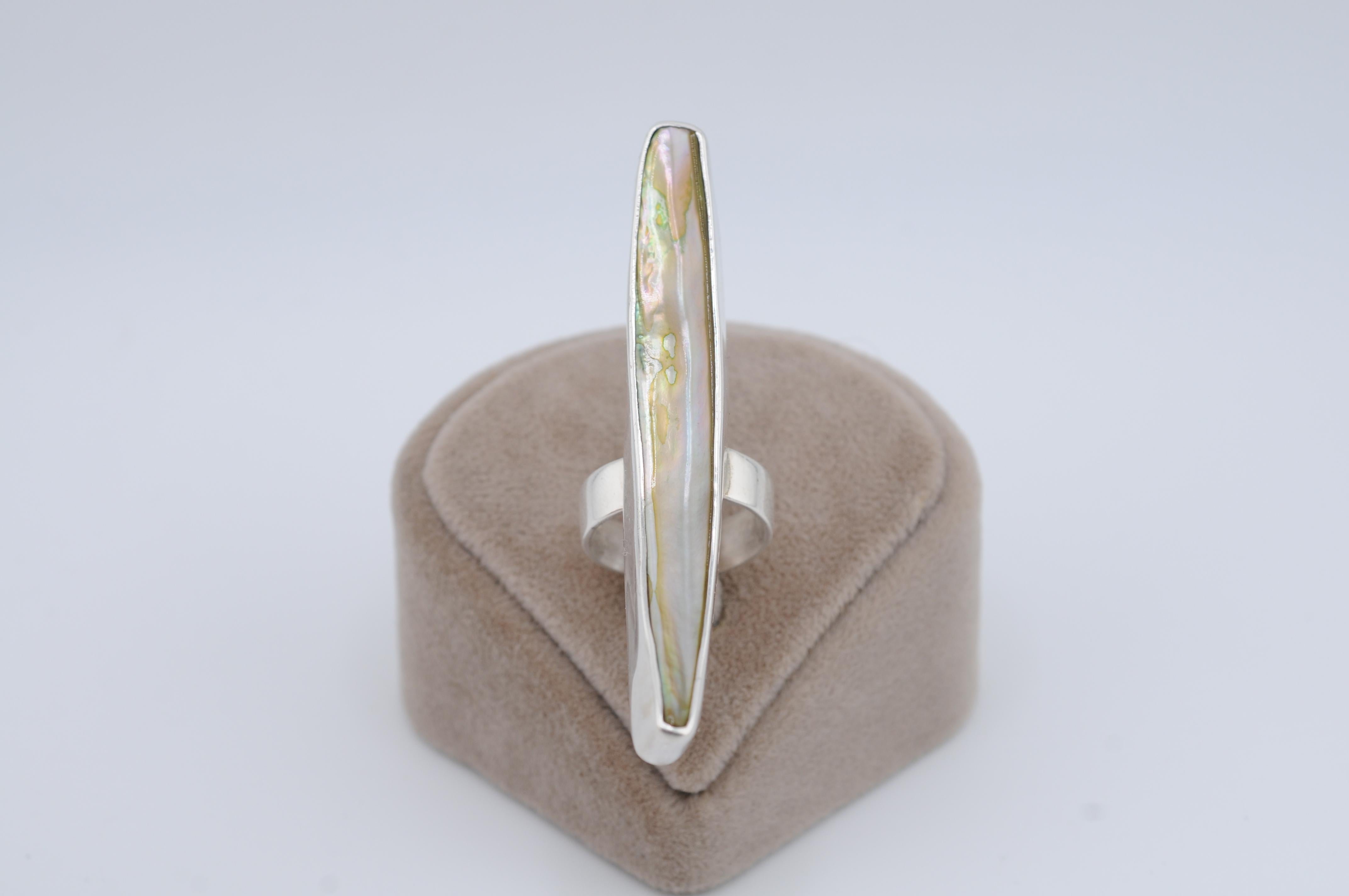 Un llamativo anillo hecho a mano en plata maciza 925, con una gran perla keshi natural. El diseño escultural mezcla líneas abstractas con elegancia atemporal, haciendo de esta pieza una expresión única de artesanía. Sobrio pero llamativo: un bello