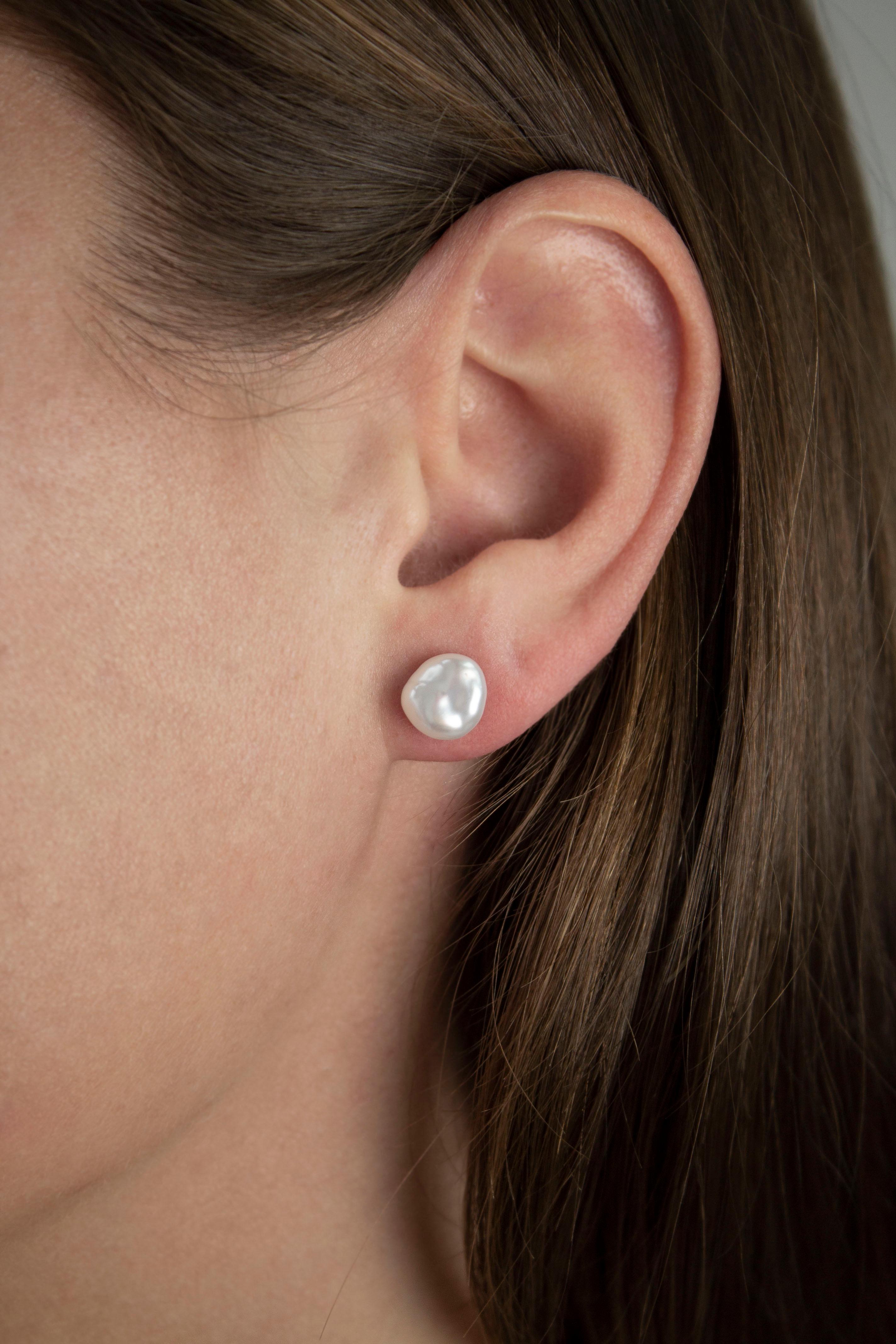 14kt 8-9mm button shape white freshwater pearl screw-back stud earrings