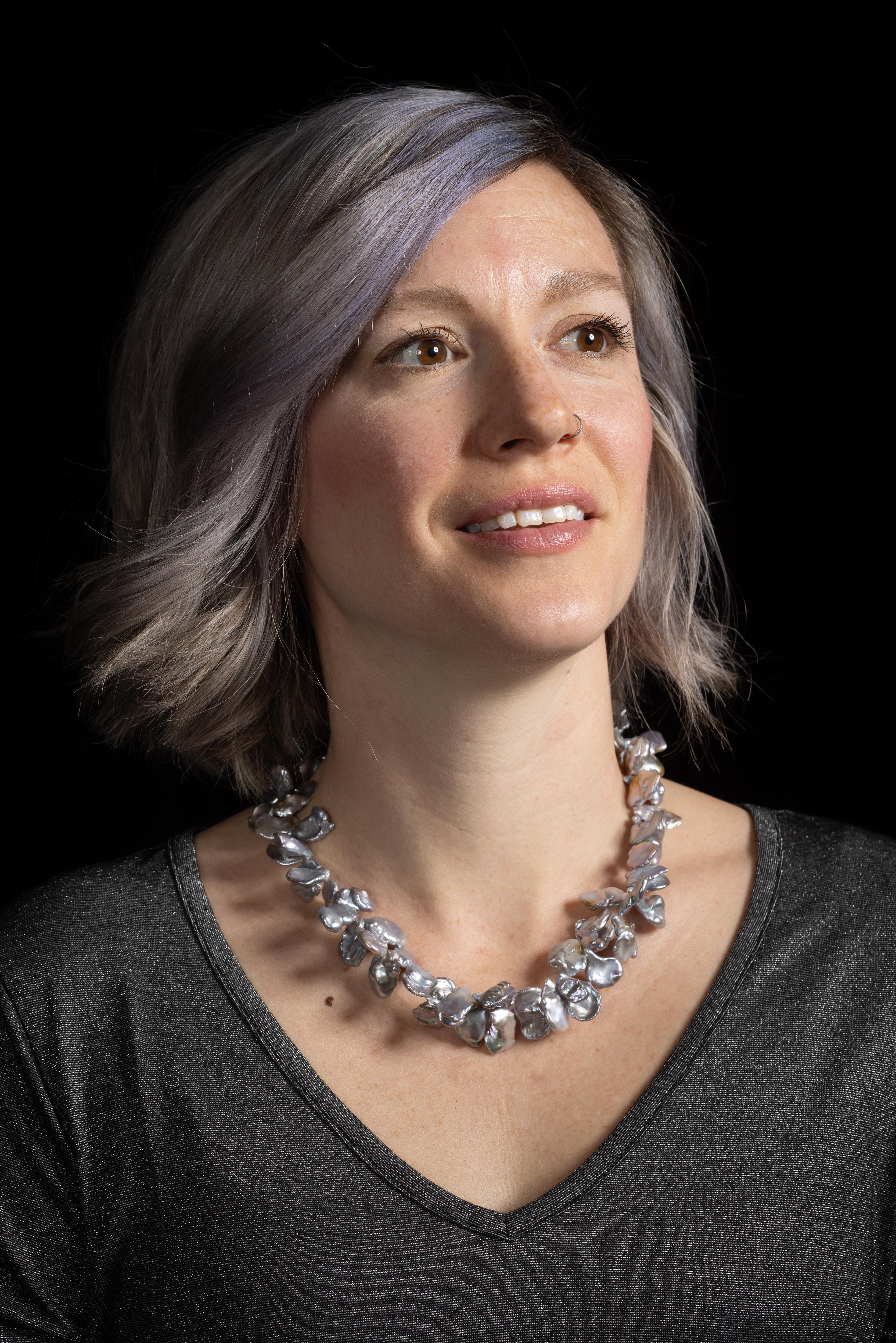 Una collana di perle di Tahiti Keshi da 9 mm con chiusura in argento sterling. Dimensionale e insolito con una bella lucentezza. Di Deborah Lockhart Phillips.

La collezione di gioielli di alta qualità è stata acquistata, disegnata o creata da