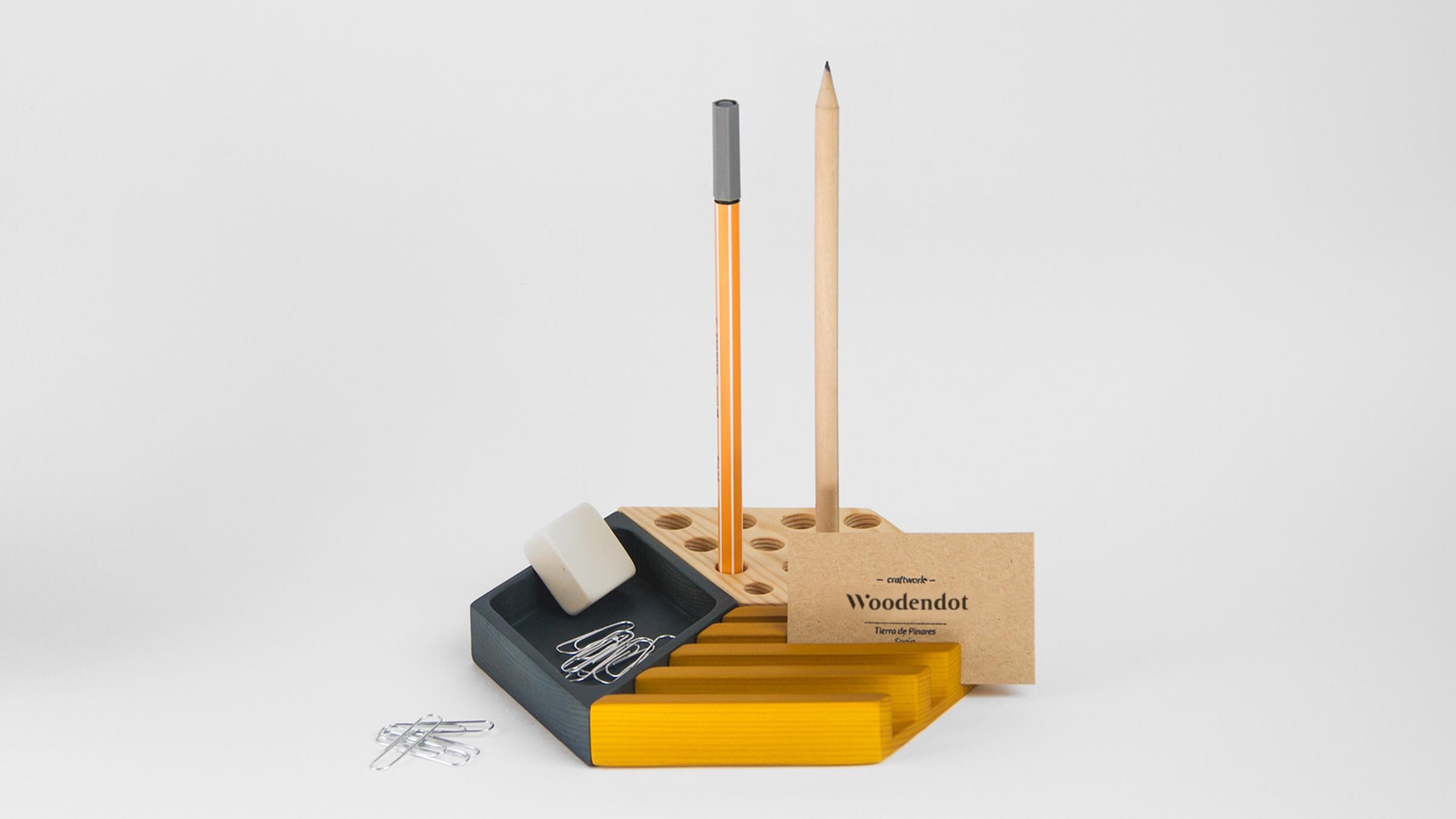 Kesito desk organizer · Blue, mustard and wood In New Condition For Sale In Madrid, Madrid