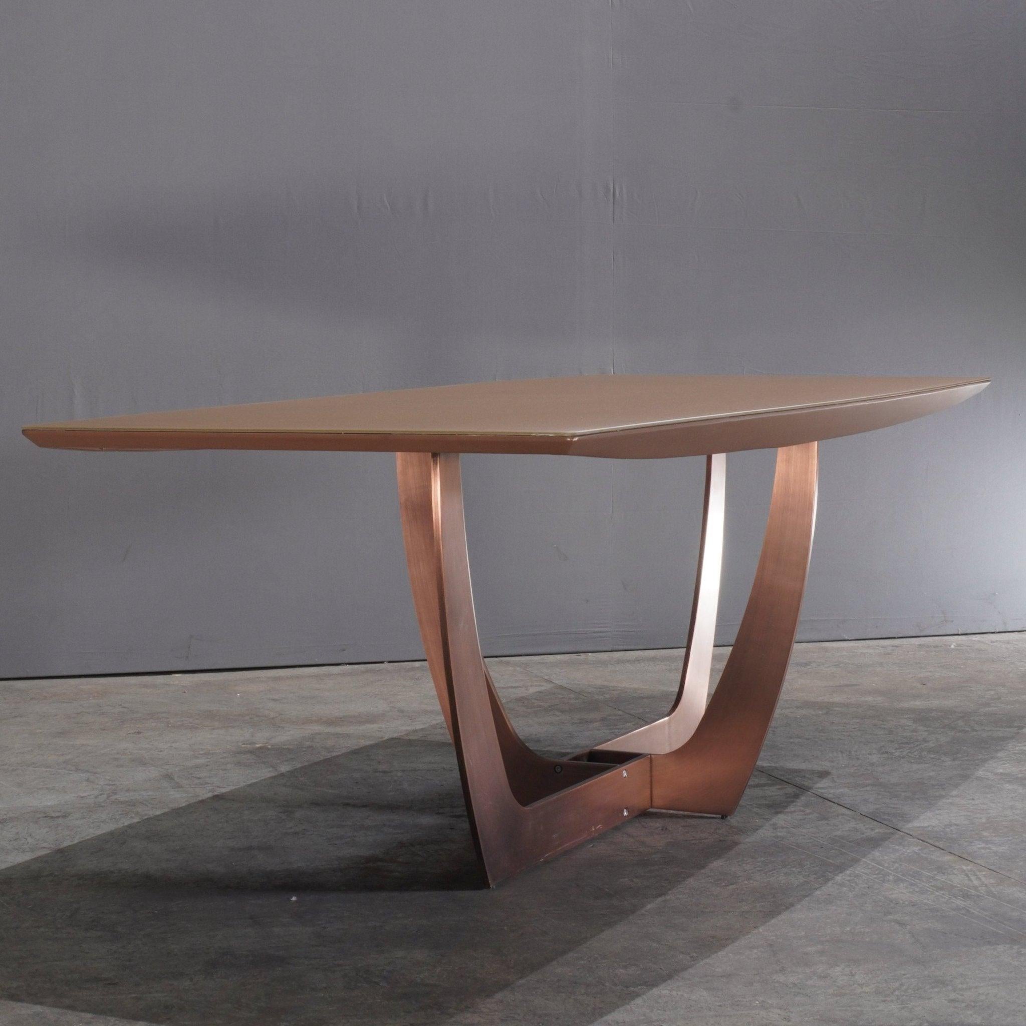 La table de salle à manger en métal Kesterport est un exemple de modernité épurée et d'élégance intemporelle. Fabriquée en métal poli, la table affiche un design minimaliste avec des lignes épurées et une finition réfléchissante frappante, ajoutant
