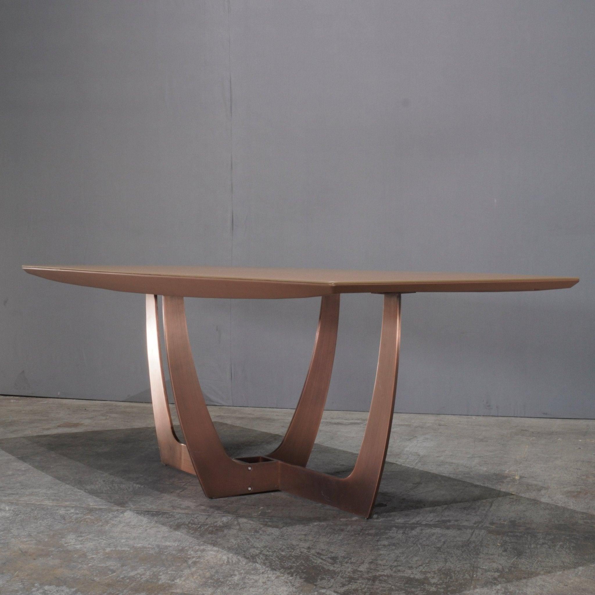 Table de salle à manger Kesterport Bon état - En vente à Basildon, London