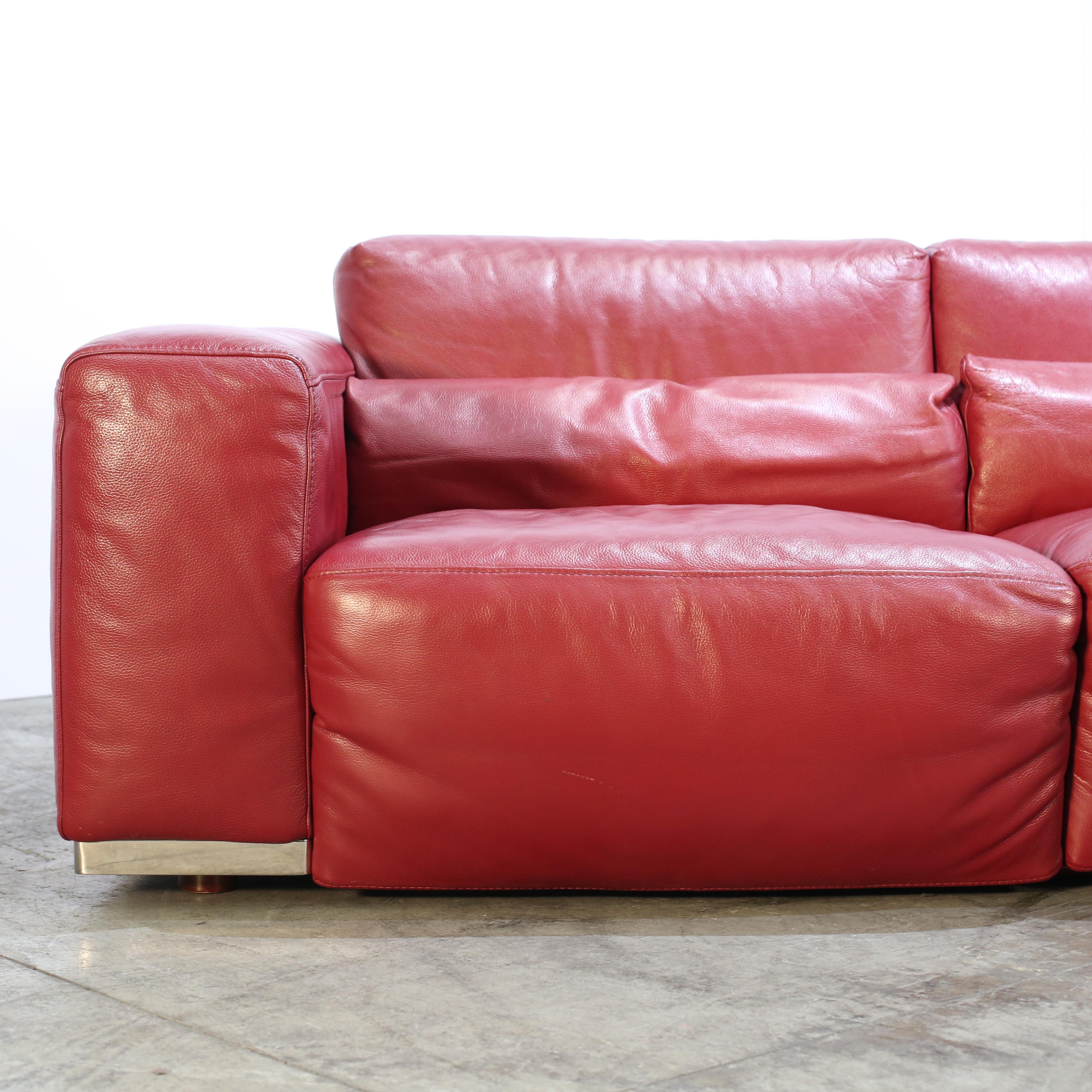 Das Kesterport Red Leather Two Seater Sofa ist eine atemberaubende Ergänzung für jeden luxuriösen Wohnbereich. Das aus hochwertigen Materialien gefertigte Sofa besticht durch sein schlichtes und modernes Design, das sich perfekt für moderne