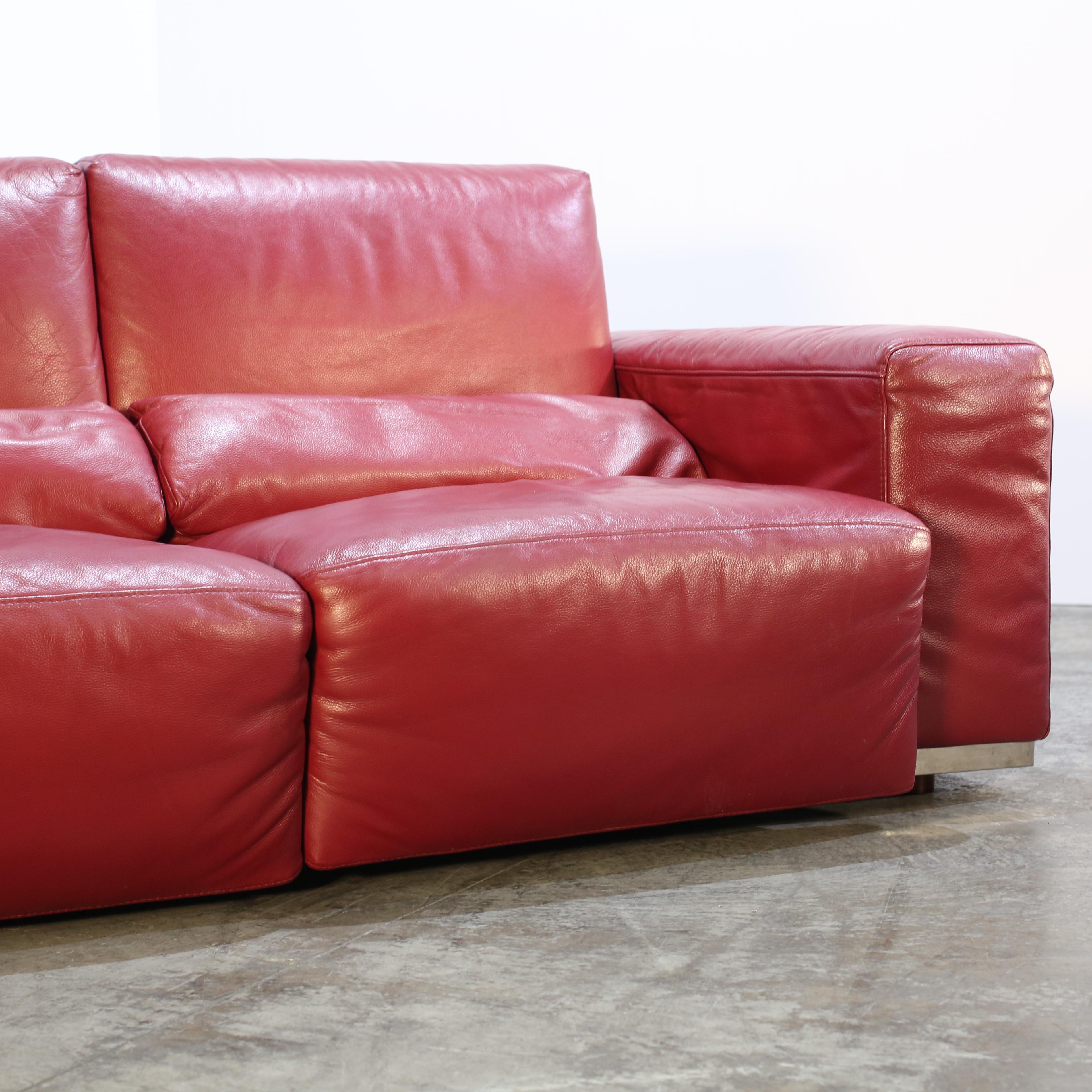 Kesterport Zweisitzer-Sofa aus rotem Leder (Moderne der Mitte des Jahrhunderts) im Angebot