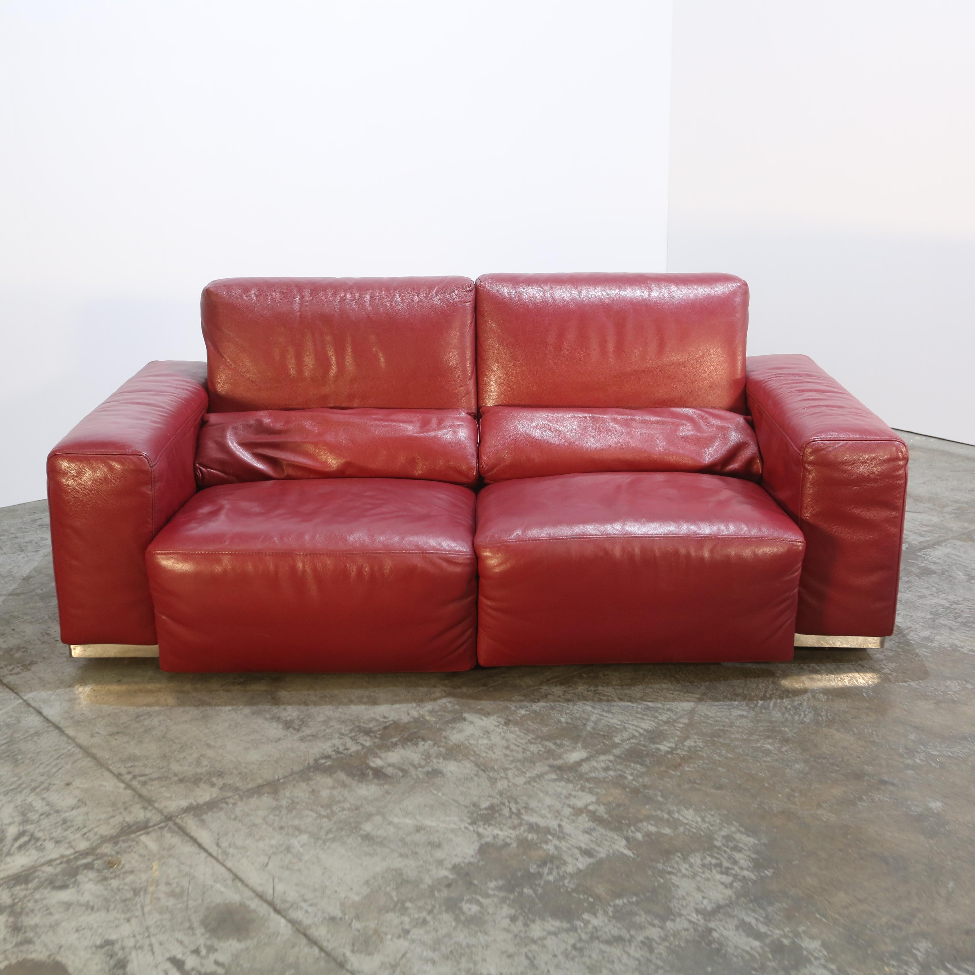 Kesterport Zweisitzer-Sofa aus rotem Leder (Englisch) im Angebot