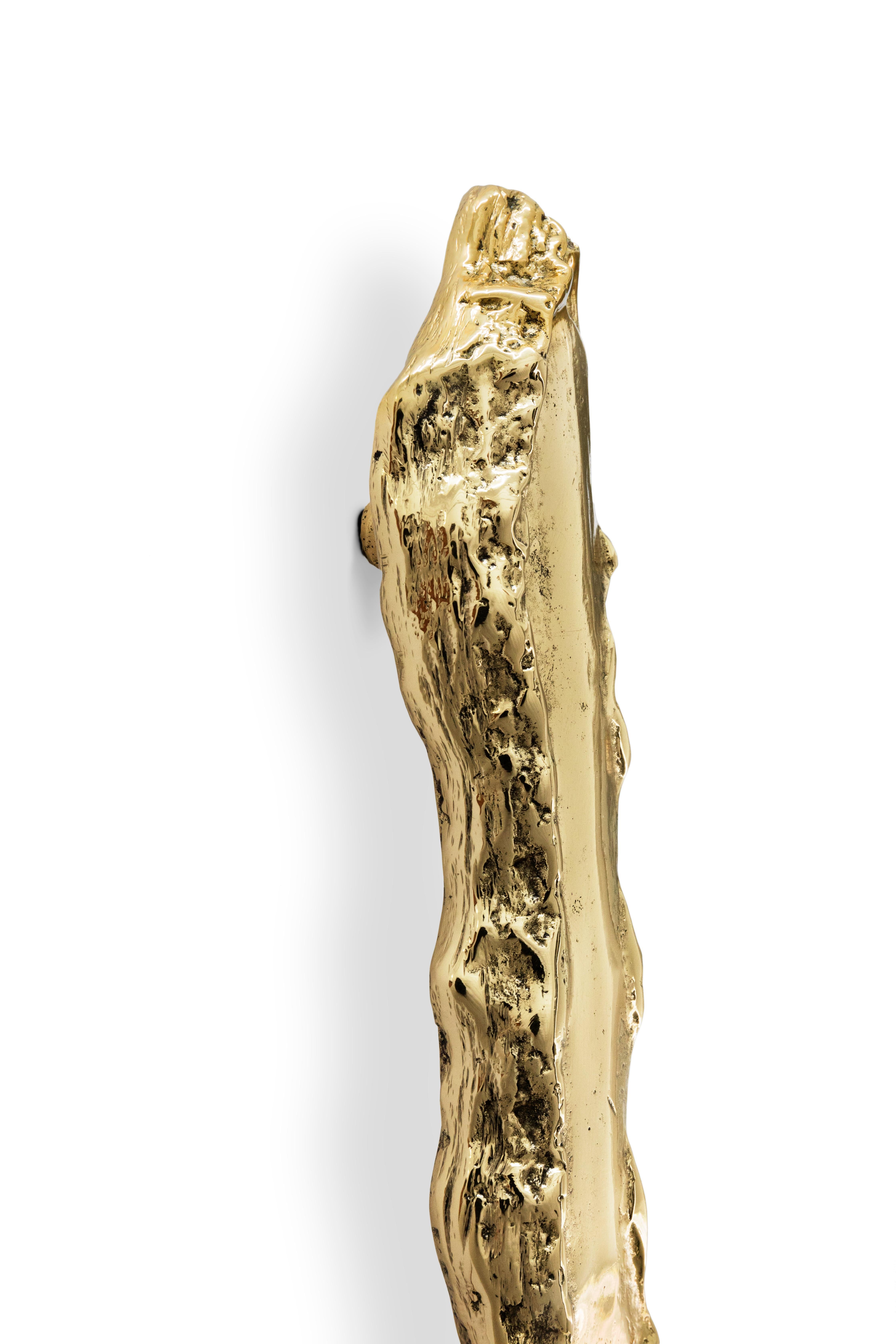 Our inspiration was drawn from the very uneven texture of the bark pine tree, known for its endless evergreen. Honoring the past and the roots but evoking prosperity, this distinguished Cabinet Handle enables you to create a sculptural scheme in