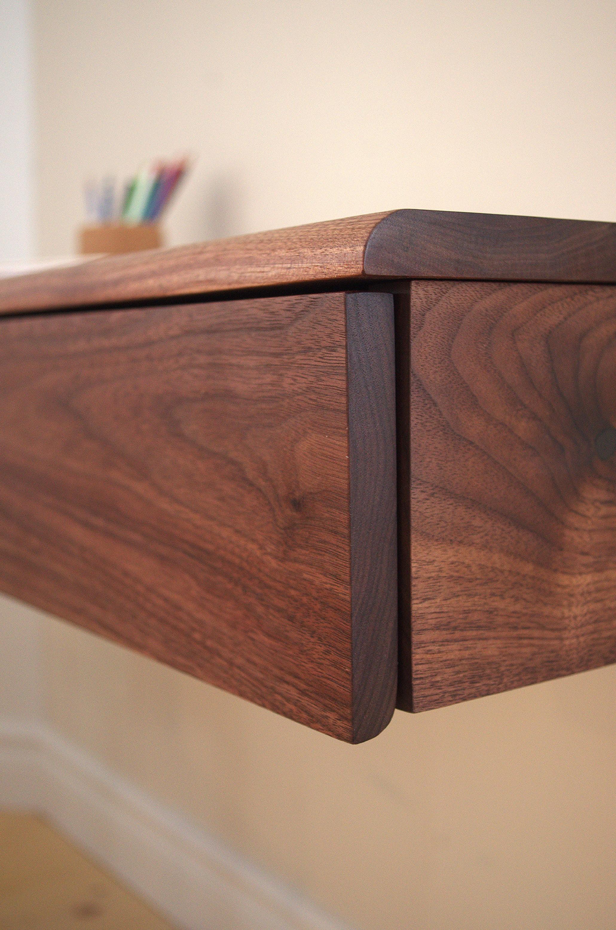 
Customizable wall desk carefully handmade in solid wood.

Offered in as many versions as you have creative projects and can be paired with the CLARA wall bookcase, KETCH can be adorned with or relieved of drawers and shelves according to your