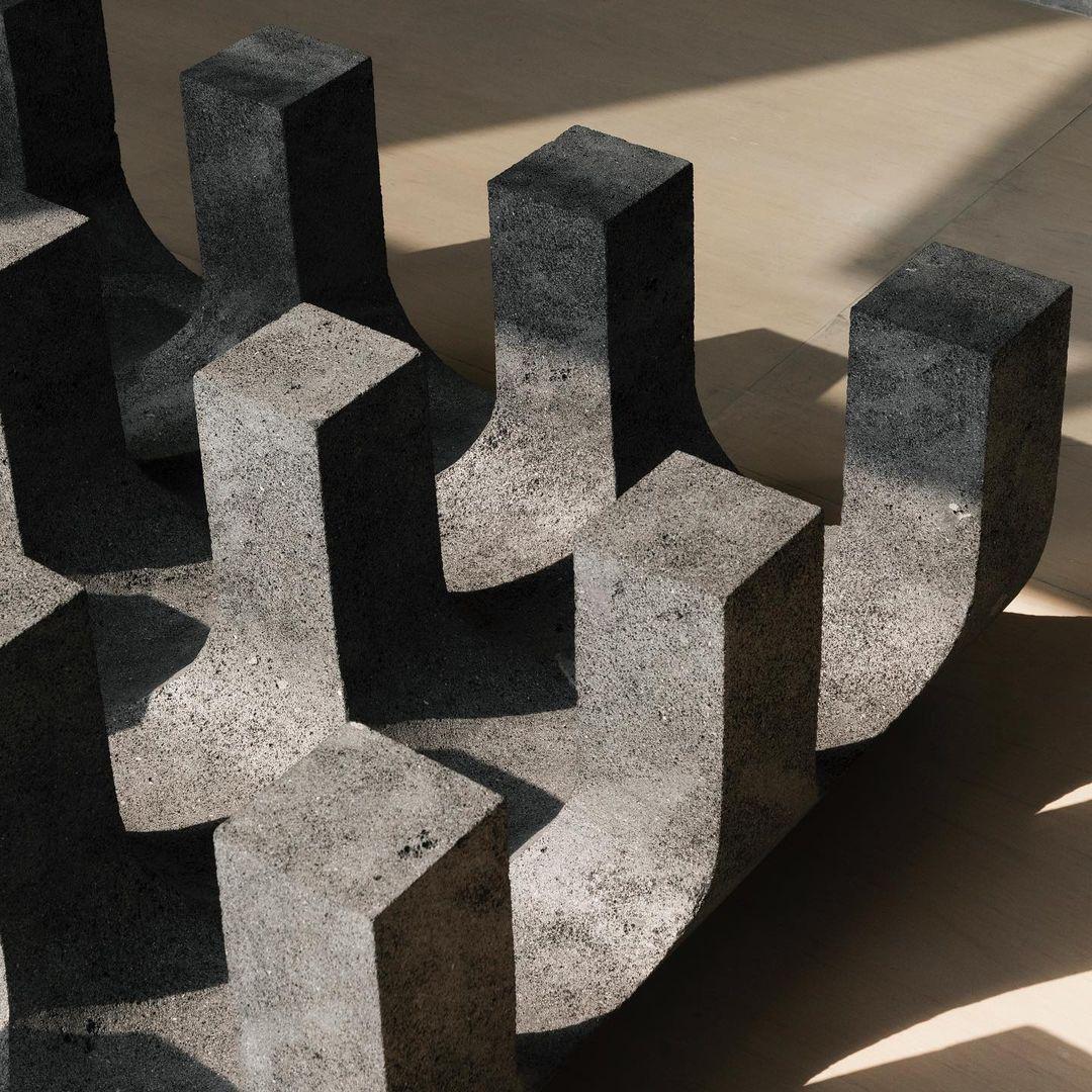 Belge Table basse KETL XL, sculpture monolithique unique en roche volcanique de Mesawa en vente