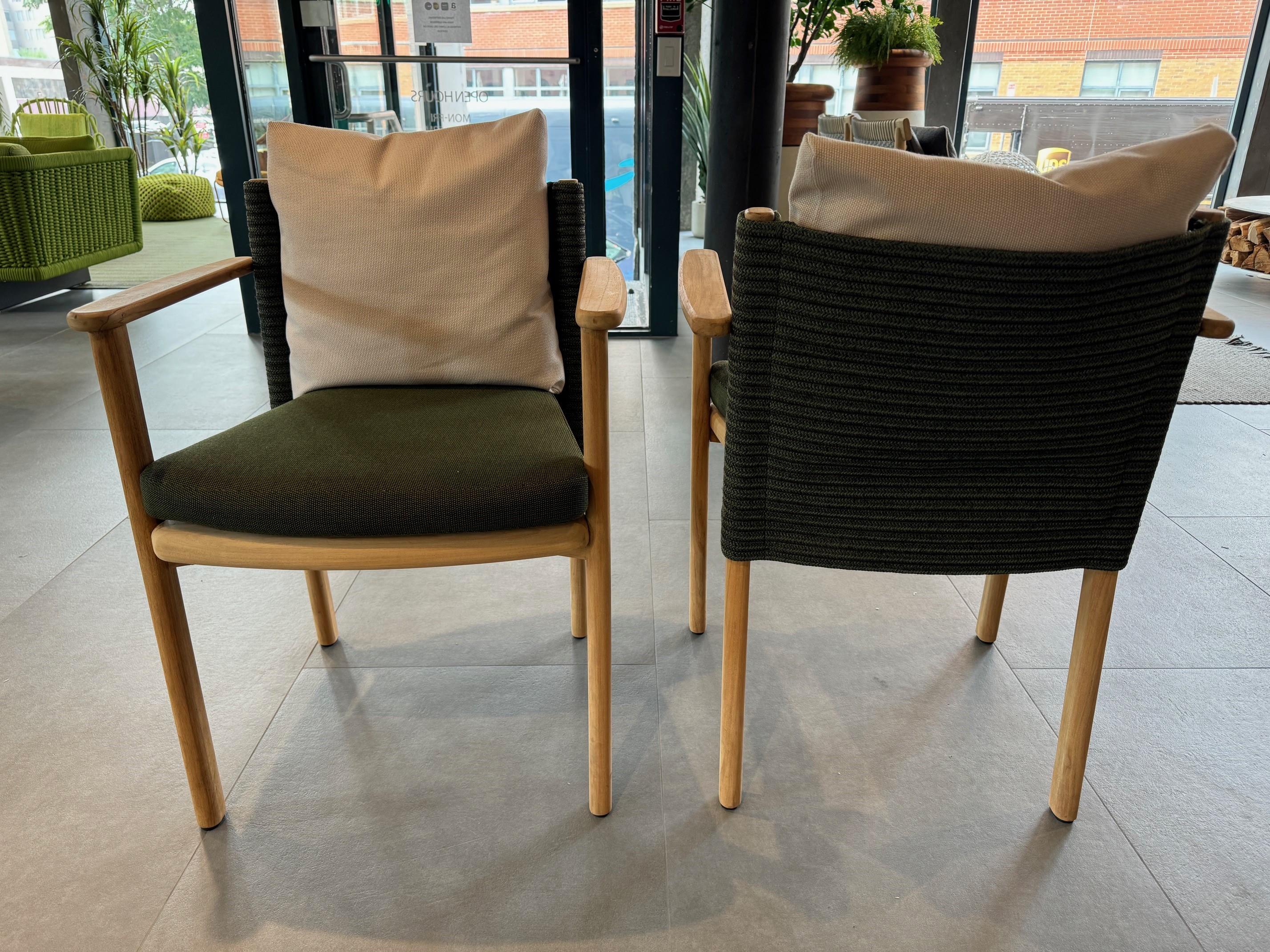 Lot de 2 chaises de salle à manger d'extérieur Kettal Giro, conçues par Vincent Van Duysen.
Cadre en teck naturel avec dossier en corde tissée de Soga vert
Le siège et le coussin de dossier sont inclus.

Le tissu est laminé à l'intérieur, ce qui