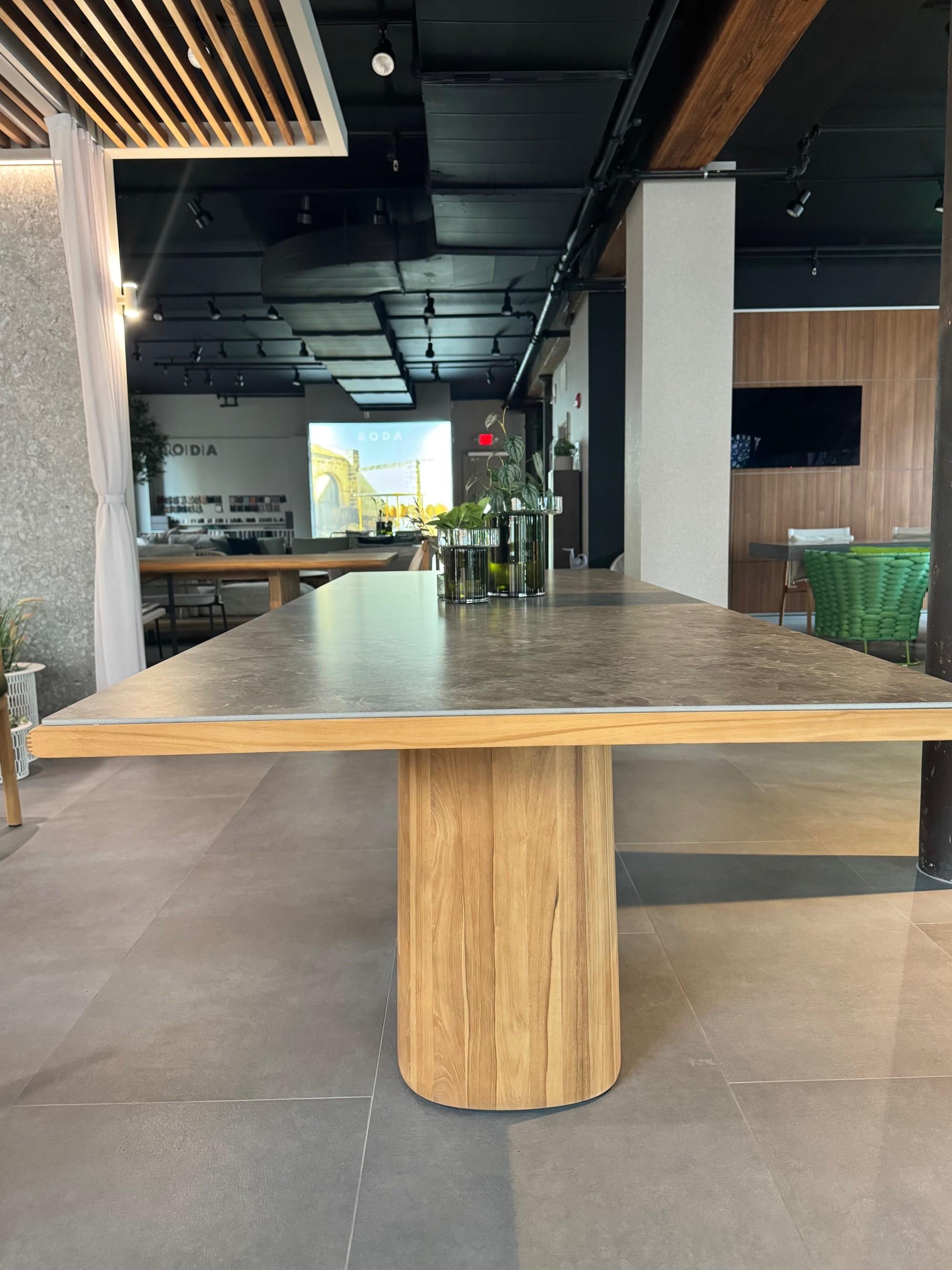 Tavolo da pranzo per esterni Kettal Giro Design/One di Vincent Van Duysen
Base e telaio in teak naturale con piano in ceramica grigia per una facile manutenzione.

L114.1