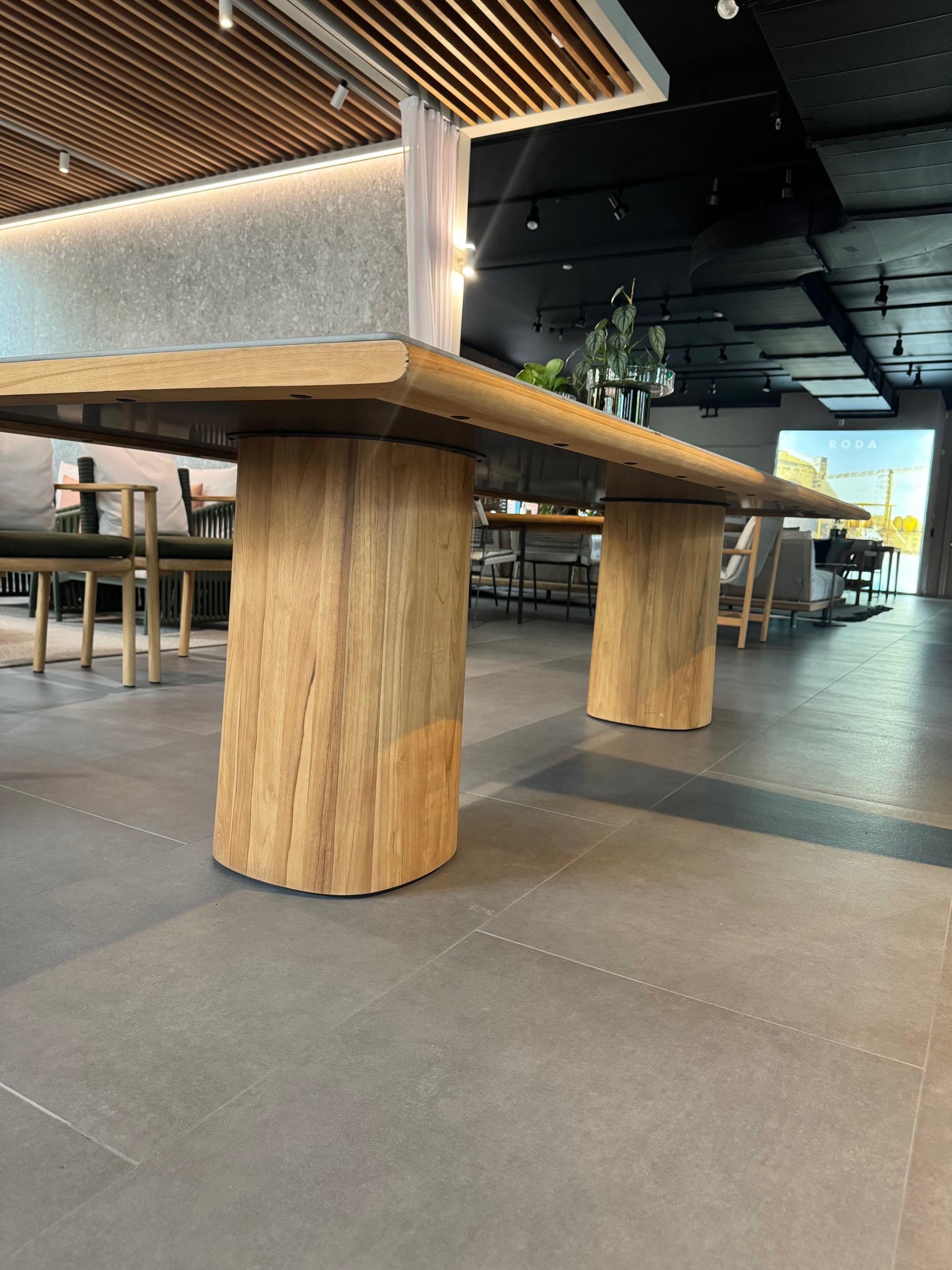 Spagnolo Tavolo da pranzo Kettal Giro OUTDOOR Design di Vincent Van Duysen in vendita