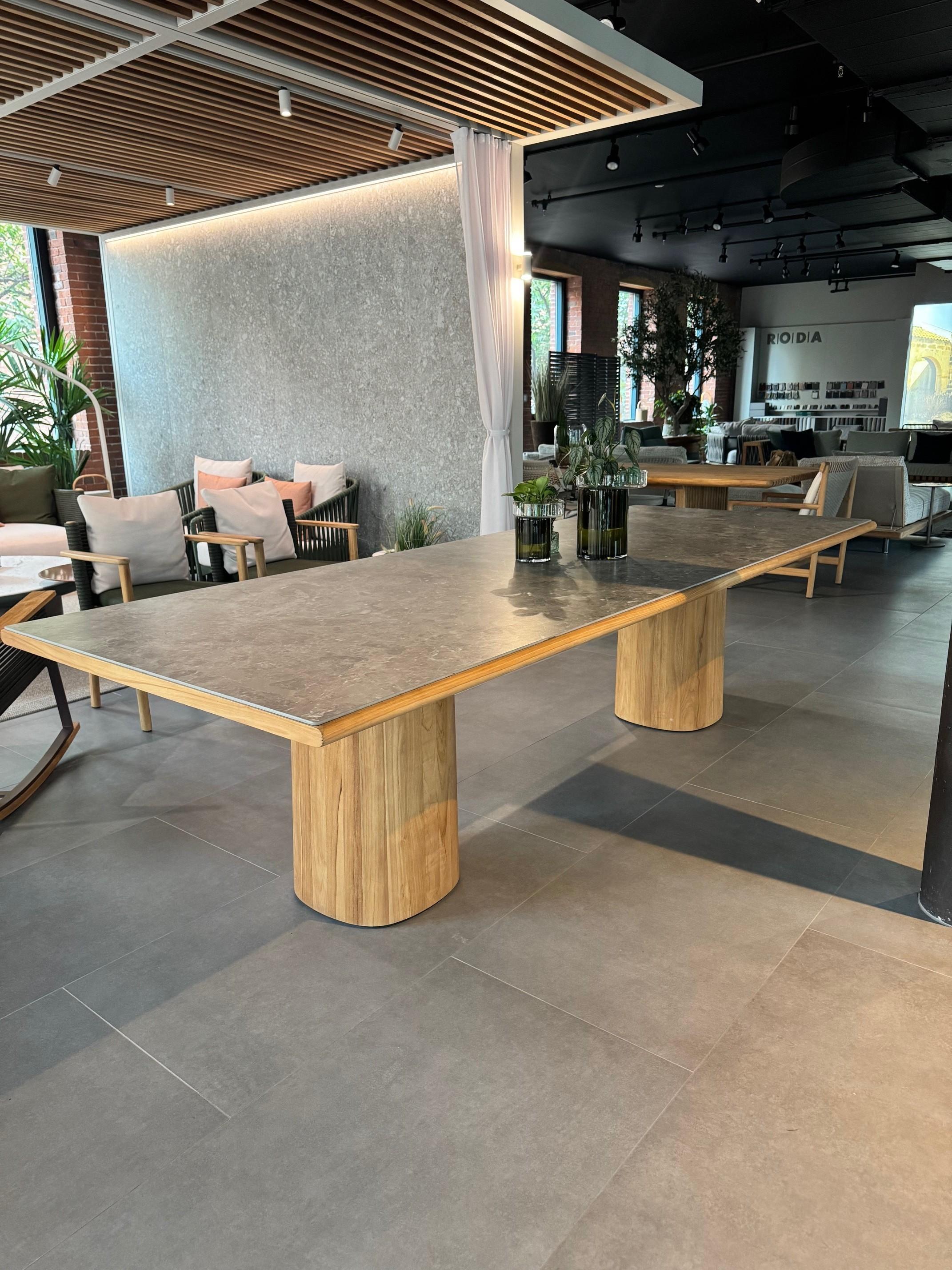 XXI secolo e contemporaneo Tavolo da pranzo Kettal Giro OUTDOOR Design di Vincent Van Duysen in vendita