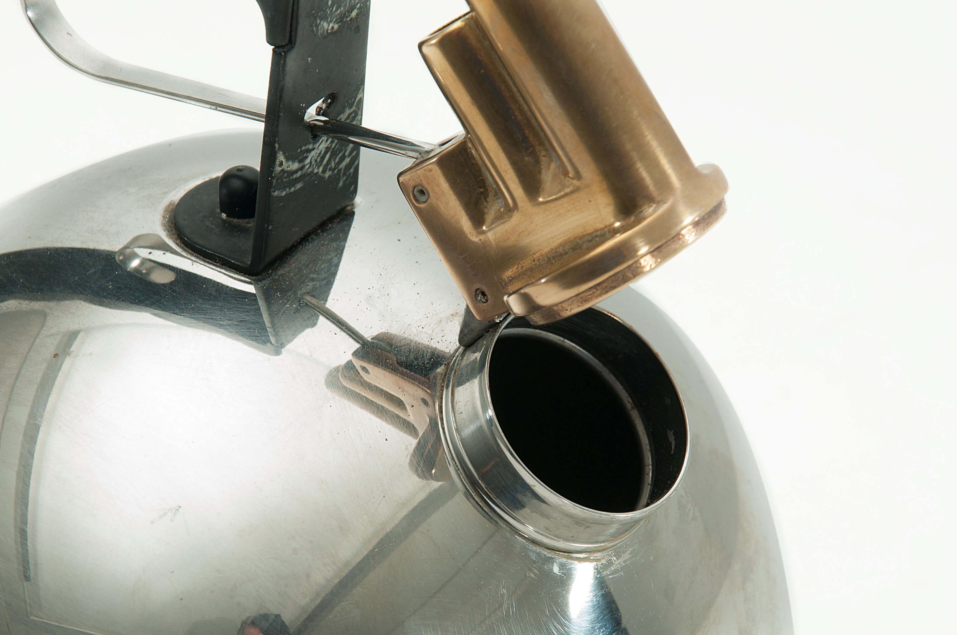 Contrary to what we see in the photo, the chrome covers all the metal part of the kettle, and not only the top as seen in the photo, it is an optical effect

The melodic whistle kettle 9091 is the second product designed by Sapper for Alessi,