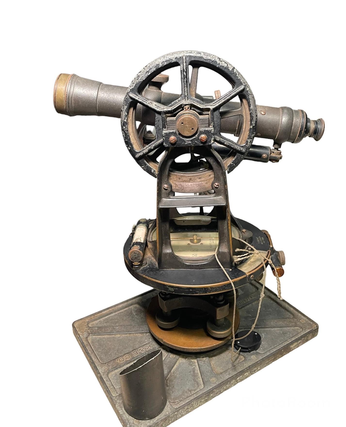 Américain Keuffel & Esser Co. Télescope militaire Transit Surveyor  en vente