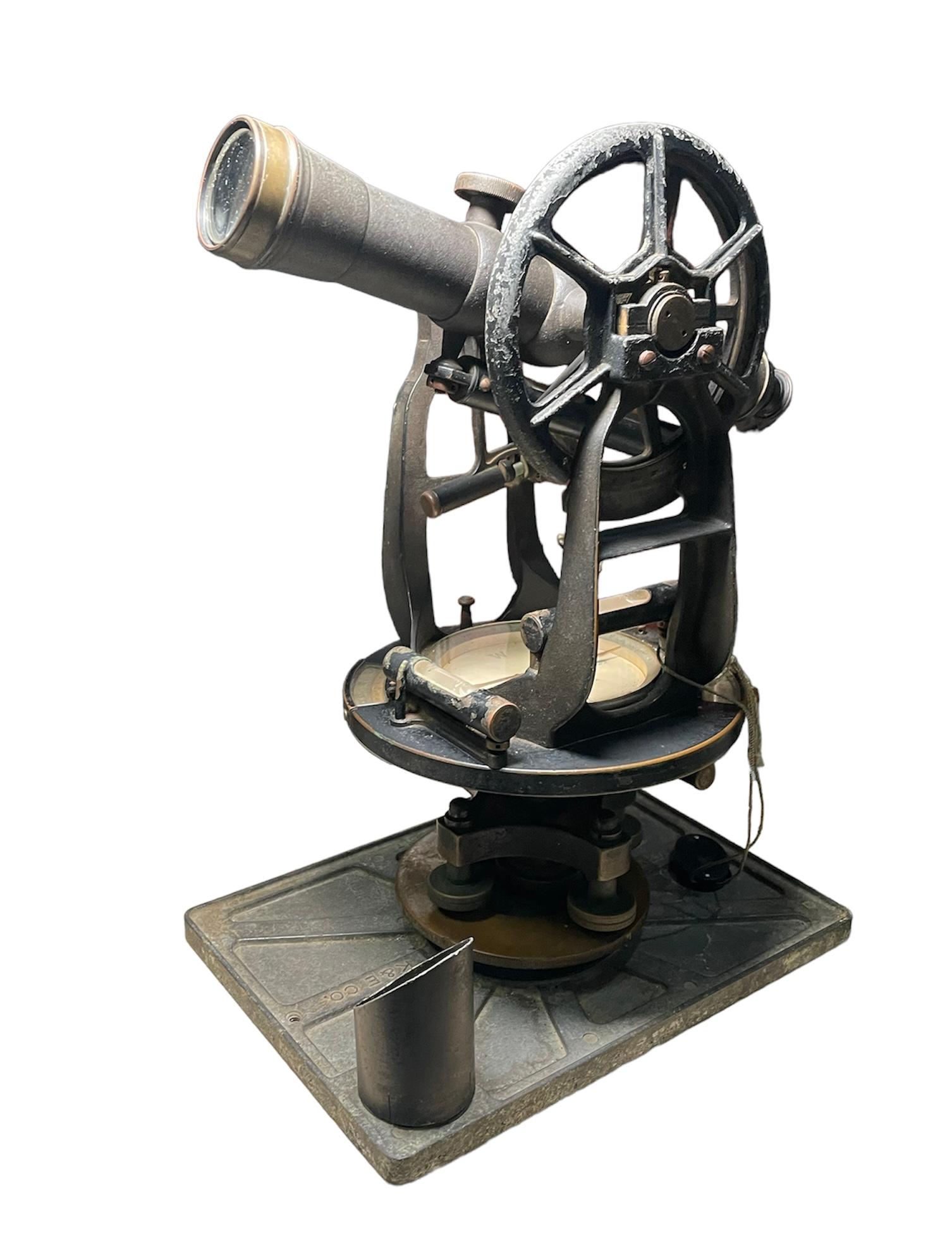 20ième siècle Keuffel & Esser Co. Télescope militaire Transit Surveyor  en vente