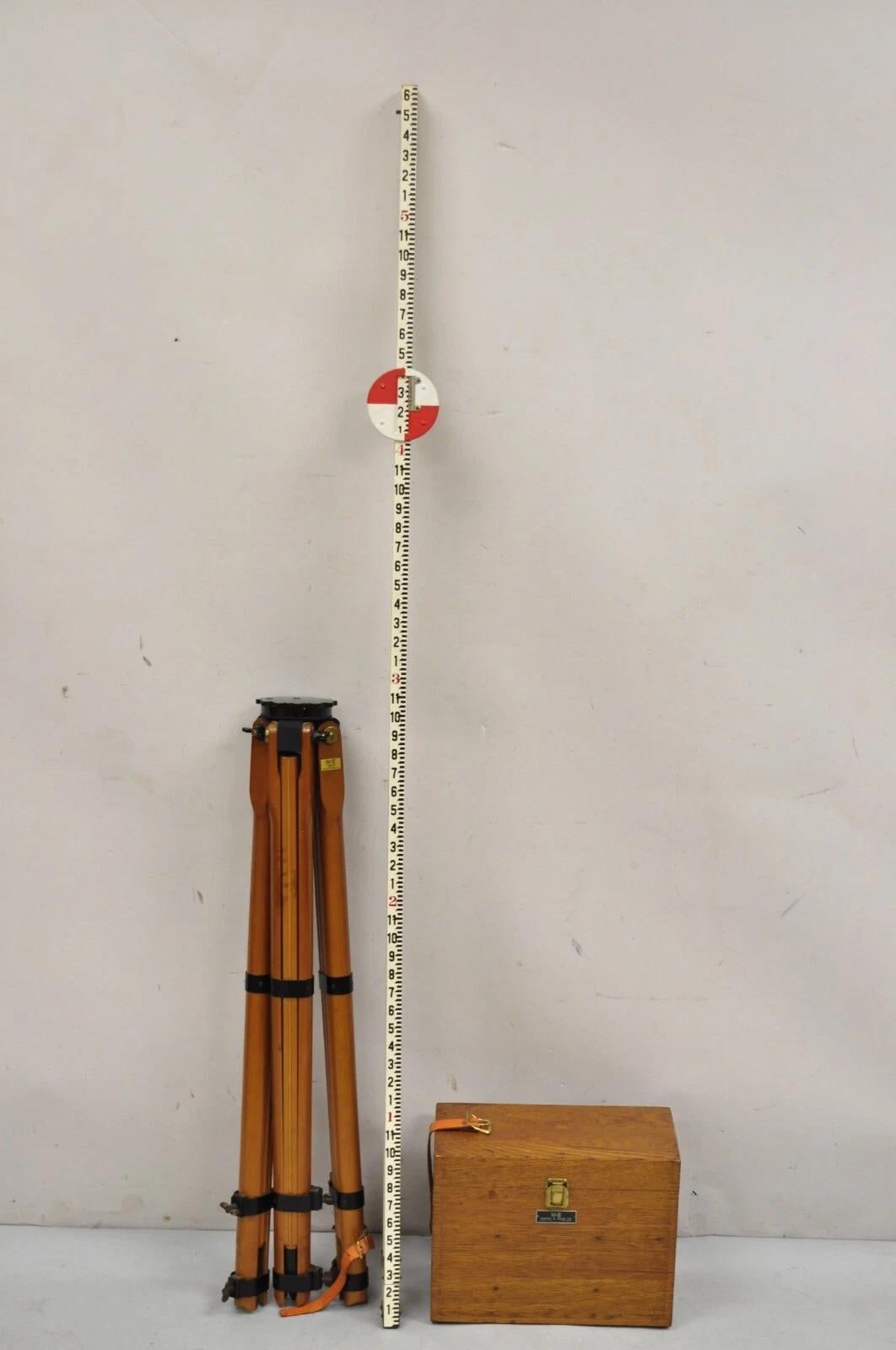 Antiguo Tránsito topográfico Keuffel and Esser Co. sobre trípode con estuche original de madera de roble y accesorios en la foto, incluido el bastón topográfico telescópico. Principios del siglo XX. Medidas: 40