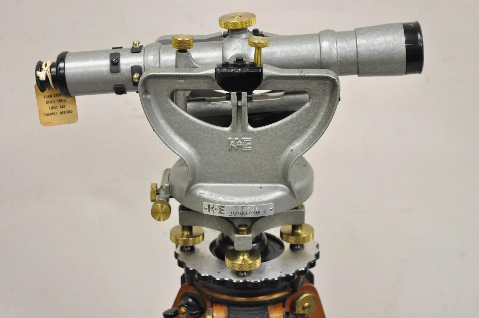 Trípode de Tránsito Keuffel and Esser Co Survey con Bastón Funda y Accesorios Art Decó en venta
