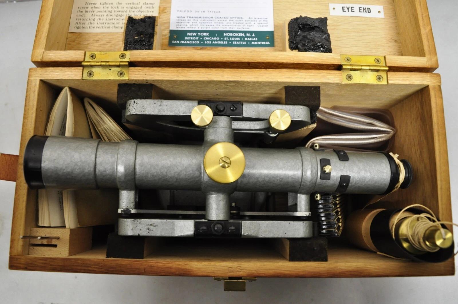 Trípode de Tránsito Keuffel and Esser Co Survey con Bastón Funda y Accesorios siglo XX en venta