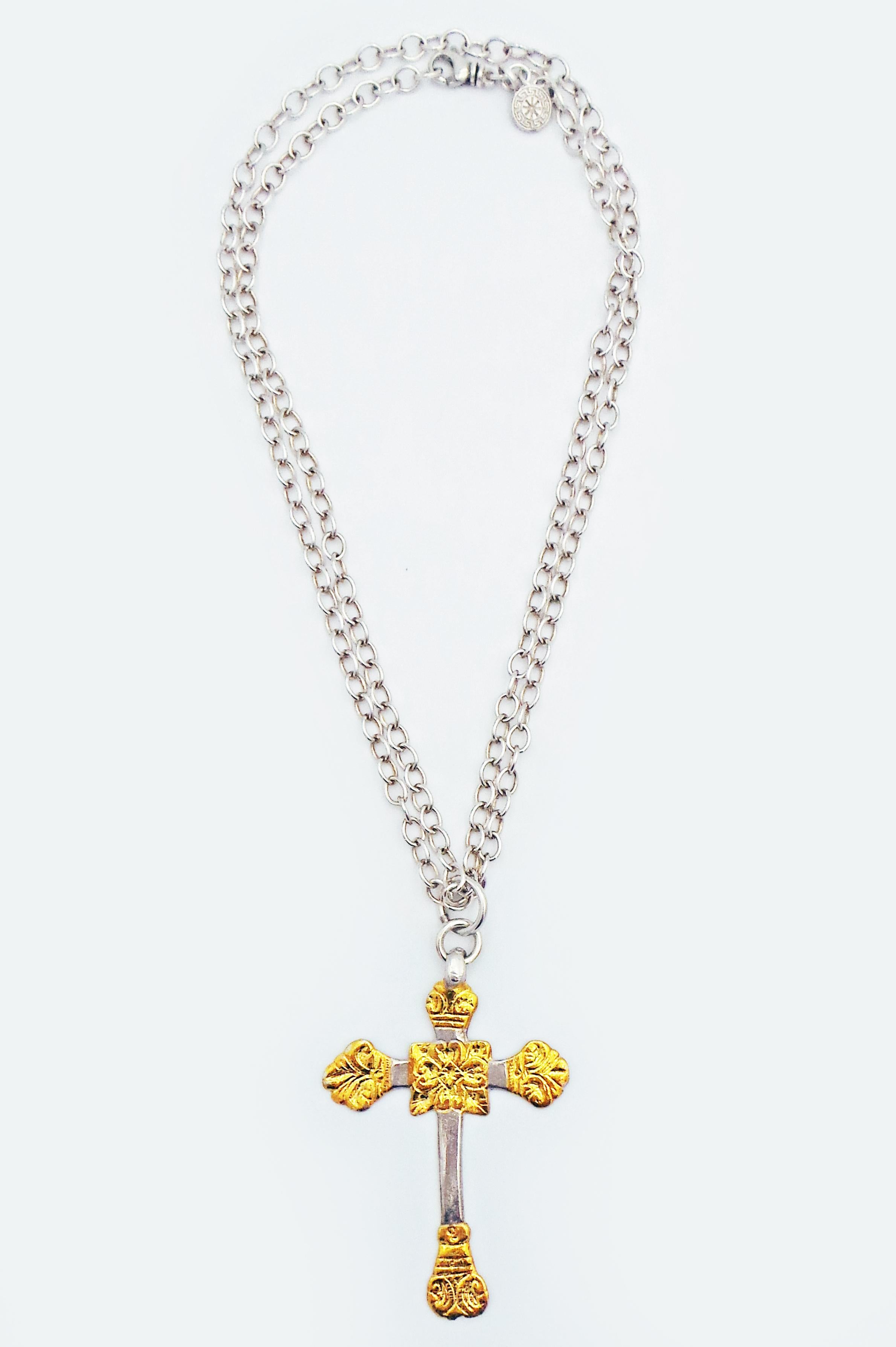 Pendentif en forme de croix de style antique en argent sterling avec superposition de Keum-Boo en or jaune 24k sur une chaîne câble en argent sterling. Le Keum-Boo est une ancienne technique coréenne qui consiste à fusionner de l'argent et de l'or