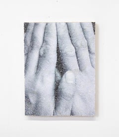 Hide #3 – aufwändige Collage aus gedrehtem und geklebtem Foto von Händen auf Holzplatte