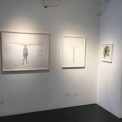 Dream In Between- stampa di un corpo femminile di colore blu con uccelli