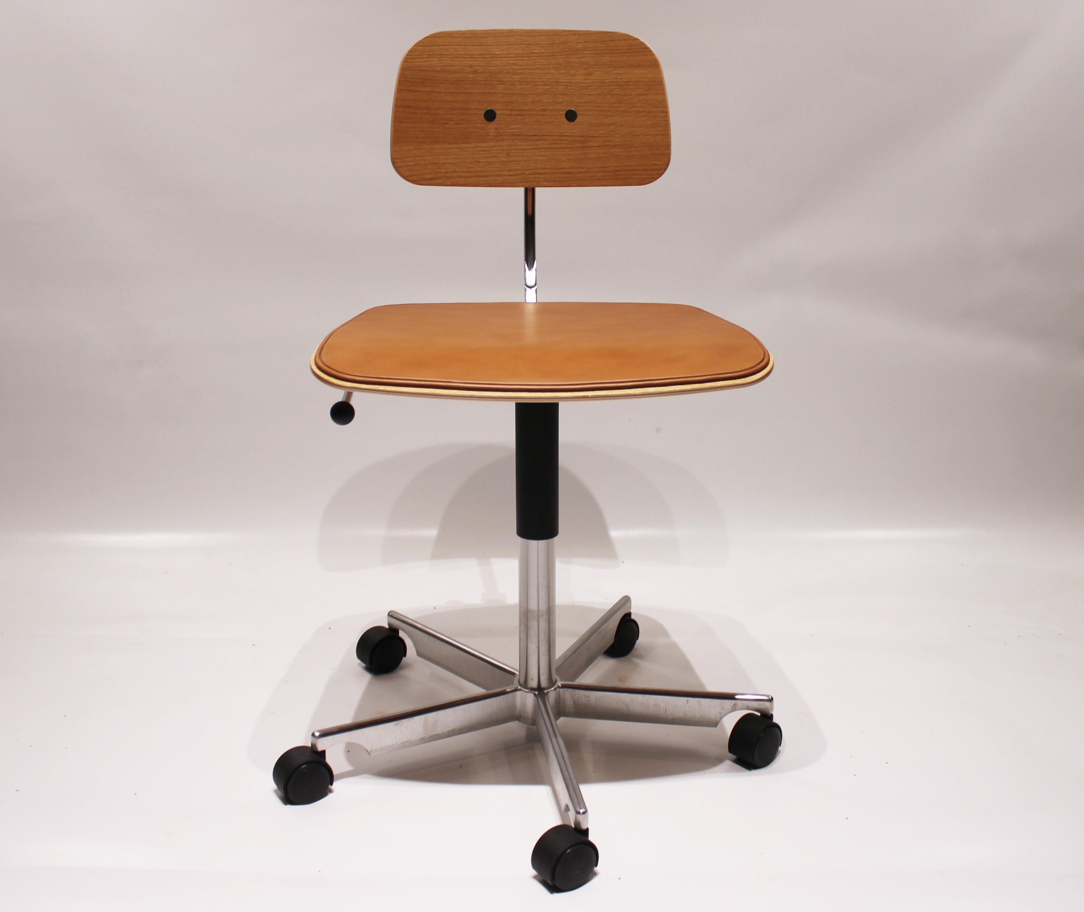 KEVI 2533 office chair in oak and seat of cognac colored leather designed by Jørgen Rasmussen and manufactured by Engelbrechts in 2017. The chair is with a frame of aluminum and in great condition.