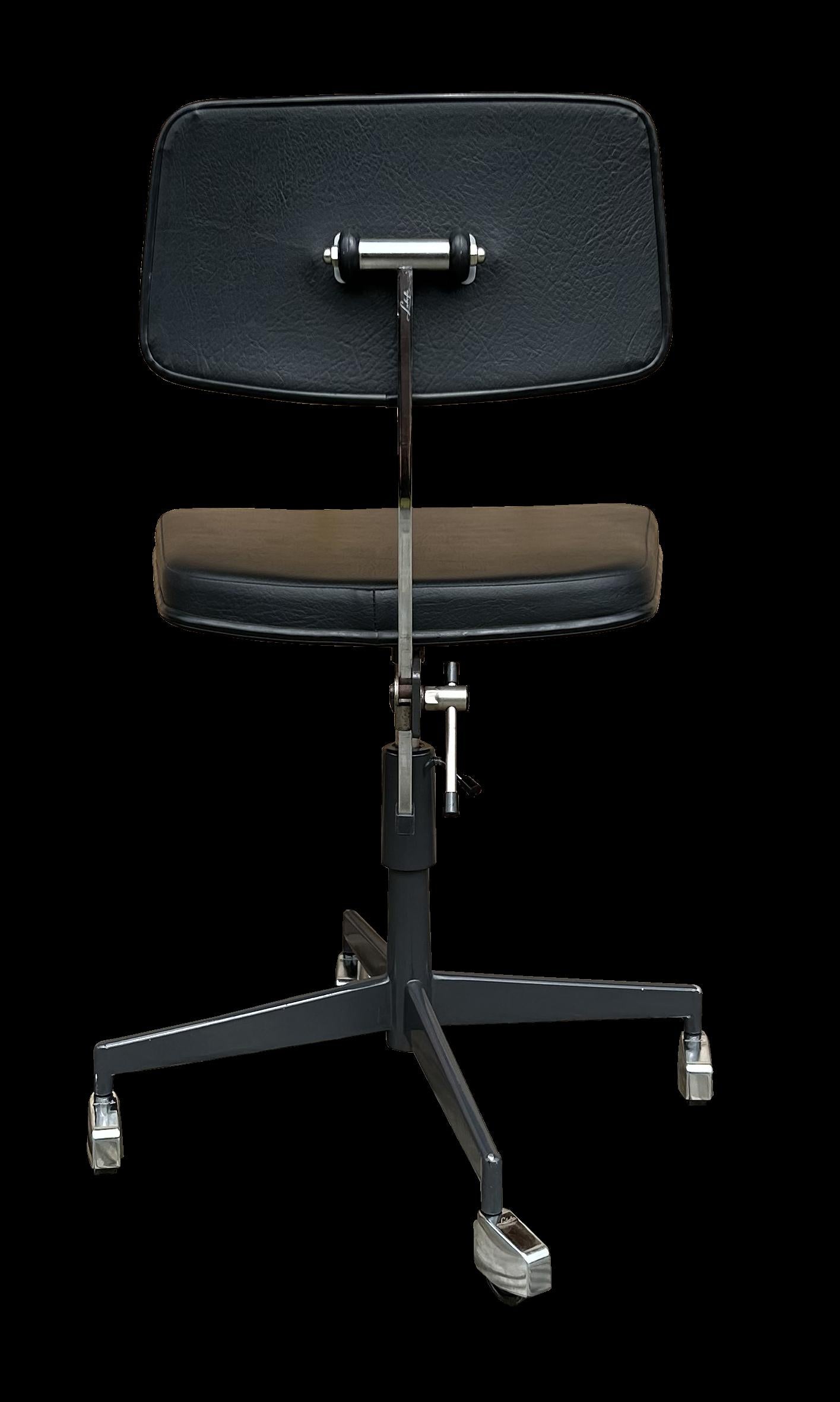 This is a very good original 'Kevi' task/desk chair by Jorgen Rasmussen for Labofa. Adjustable height and swivelling, it's a great chair for your home office.
Seat Height at its lowest is 44 cm and 56 cm at its highest.