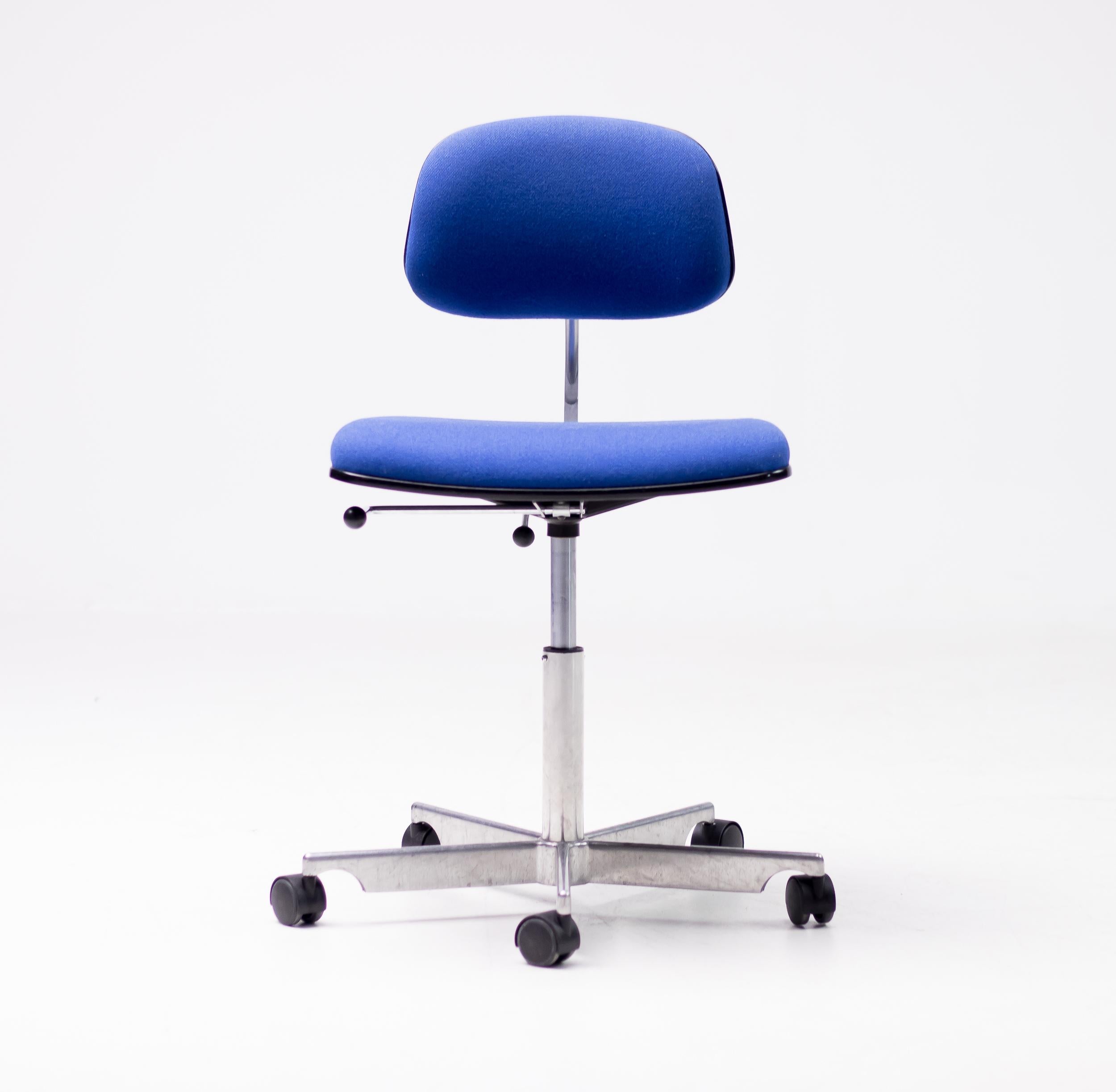 Der Kevi-Arbeitsstuhl ist eine Design-Ikone und bietet eine verstellbare Höhe, einen verstellbaren Rückenwinkel und eine verstellbare Sitzhöhe. Der überraschend bequeme Stuhl Kevi ist bei Architekten und Designern wegen seiner robusten Konstruktion,