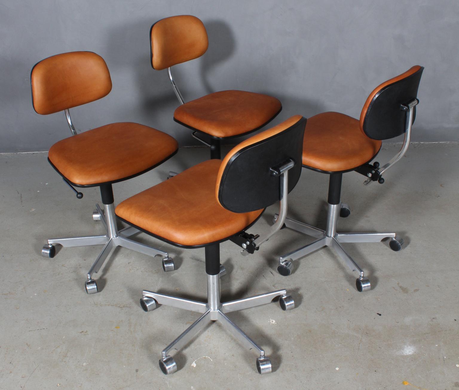Chaise de bureau Kevi conçue par Jørgen Rasmussen. Avec réglage de la hauteur, de l'inclinaison et autres. 

Nouvelle garniture en cuir aniline de couleur fauve.