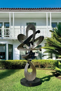 "Embrace" di Kevin Barrett, scultura astratta in bronzo e metallo