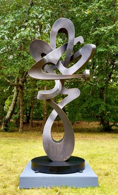 « Embrace » de Kevin Barrett, sculpture abstraite en bronze