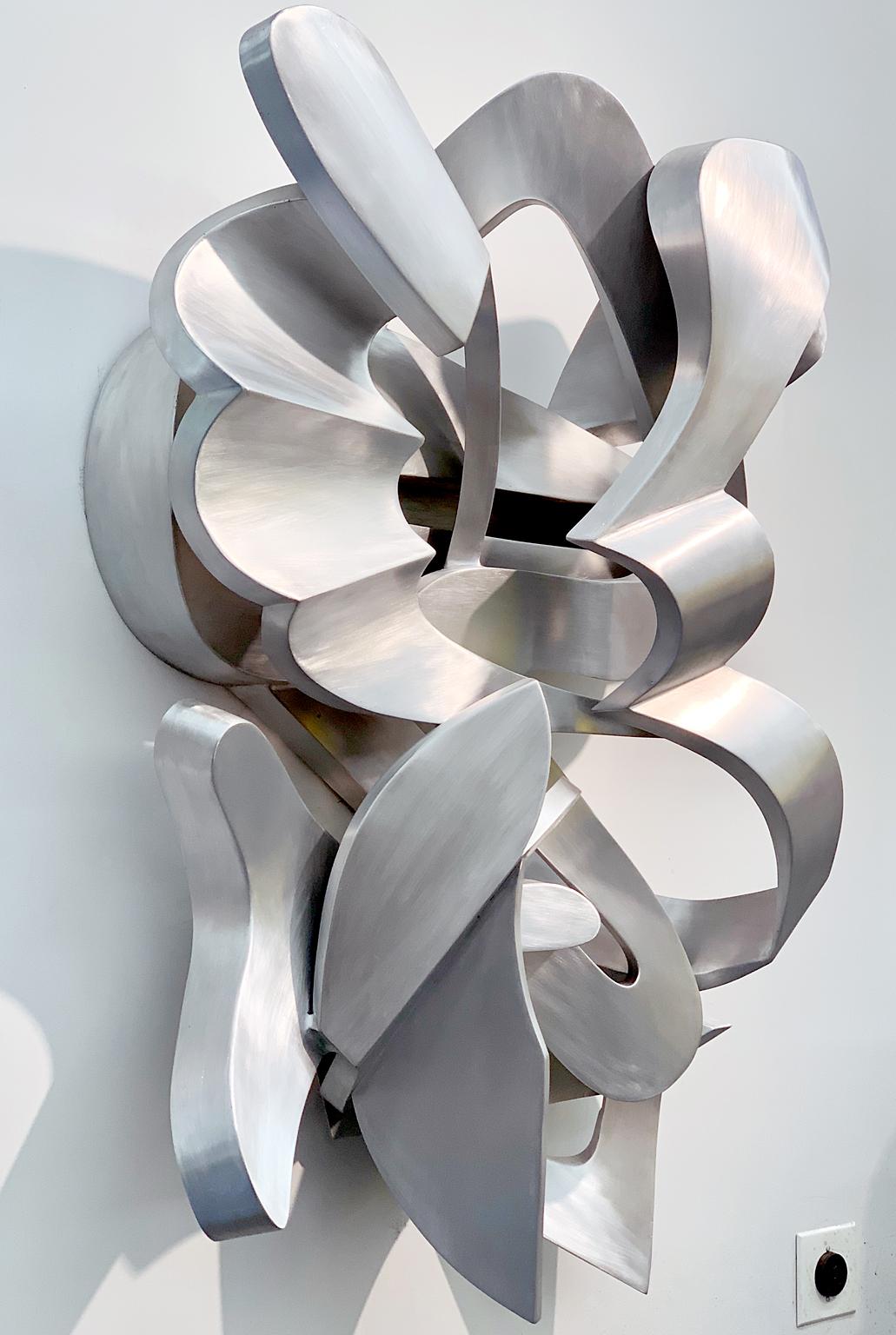 Zeitgenössische abstrakte Metall-Wandrelief-Skulptur „Fernande“ in Silber (Abstrakt), Sculpture, von Kevin Barrett