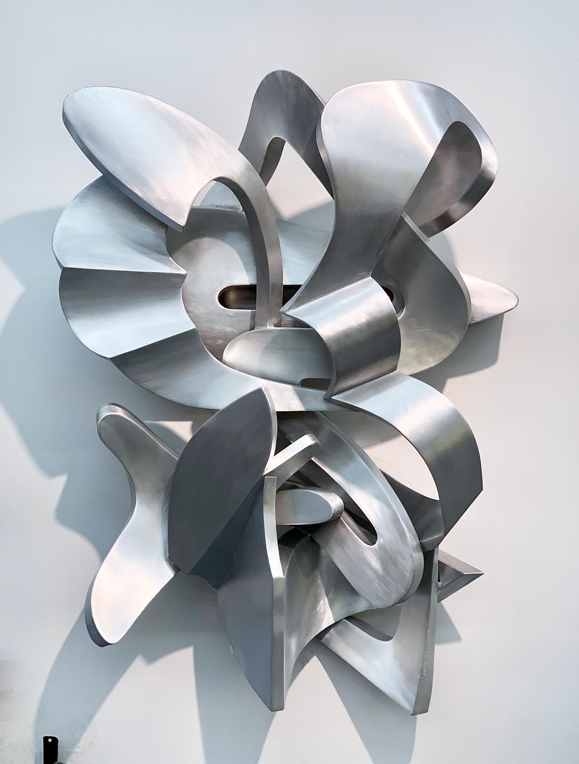 Zeitgenössische abstrakte Metall-Wandrelief-Skulptur „Fernande“ in Silber – Sculpture von Kevin Barrett