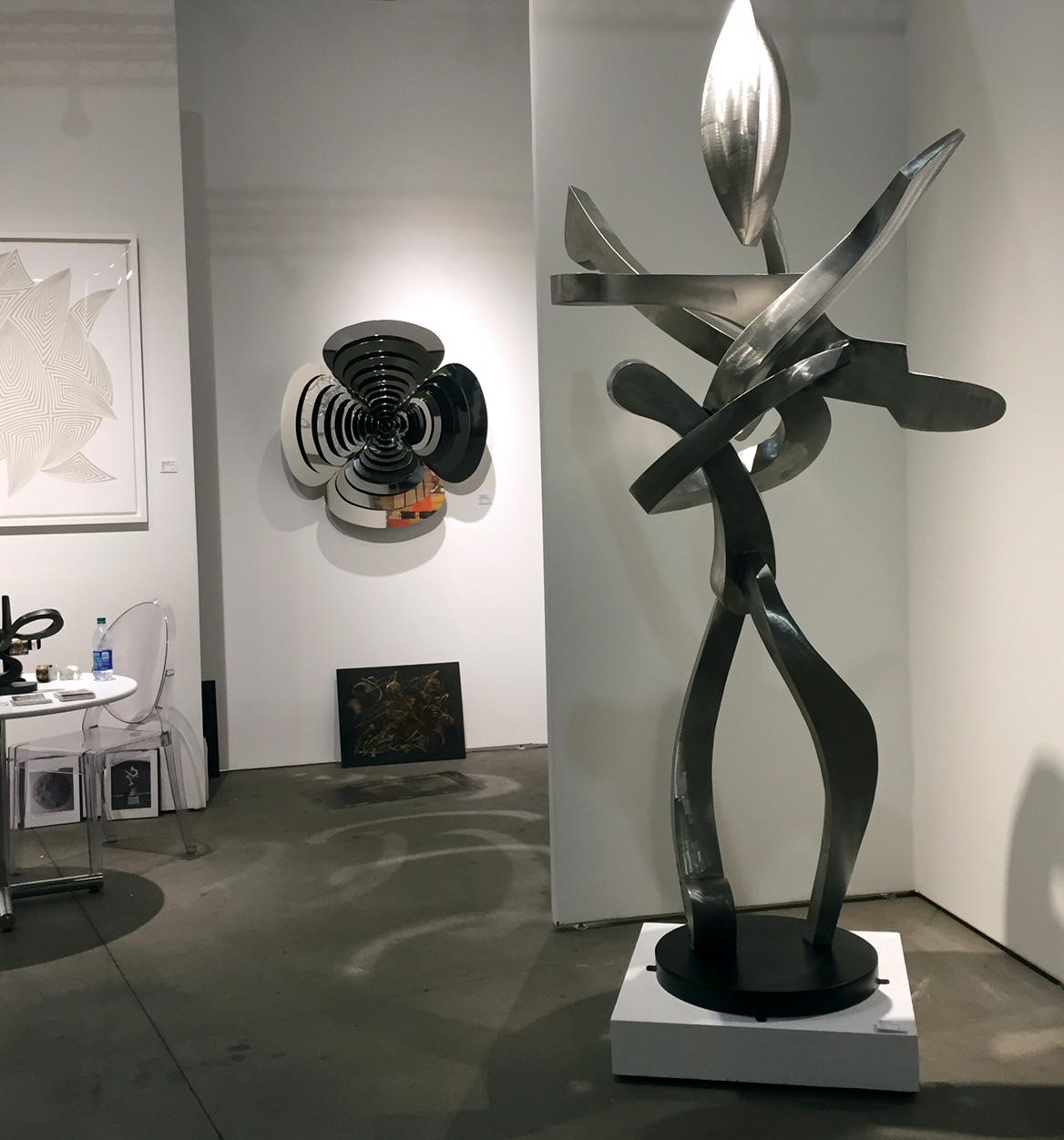 „Flare“:: einzigartige abstrakte Edelstahl-Skulptur:: große Skulptur für den Außenbereich (Abstrakt), Sculpture, von Kevin Barrett