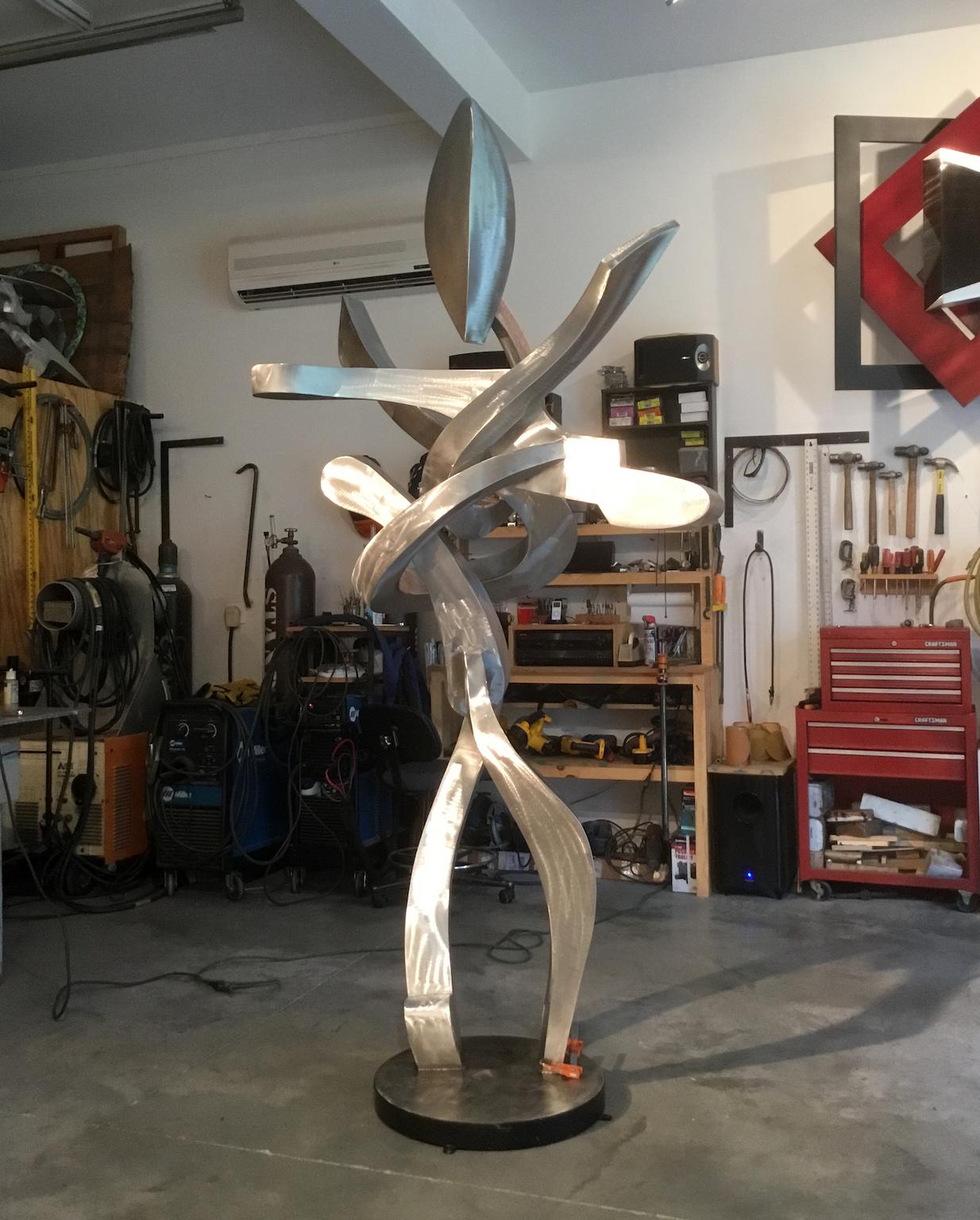 „Flare“ von Kevin Barrett 
Eine einzigartige:: aus Edelstahl gefertigte Skulptur 

Barrett ist bekannt für seine einzigartigen:: rhythmischen:: abstrakten Skulpturen und Wandreliefs für den Innen- und Außenbereich. 

Metall:: Stahl::