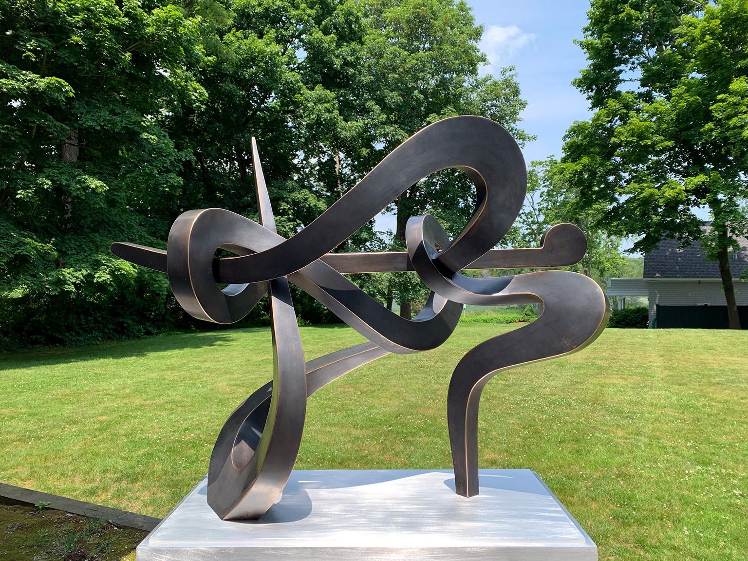 "Mitternachtsfahrt" von Kevin Barrett
Einzigartige geschweißte Bronzeskulptur, Tischplattengröße

Diese Skulptur ist auf Bestellung auch in größerem Format erhältlich.

Kevin Barrett ist bekannt für seine einzigartigen, rhythmischen, abstrakten