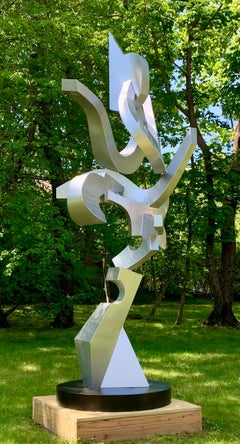 "Naj II" de Kevin Barrett, escultura abstracta de metal y aluminio en plata